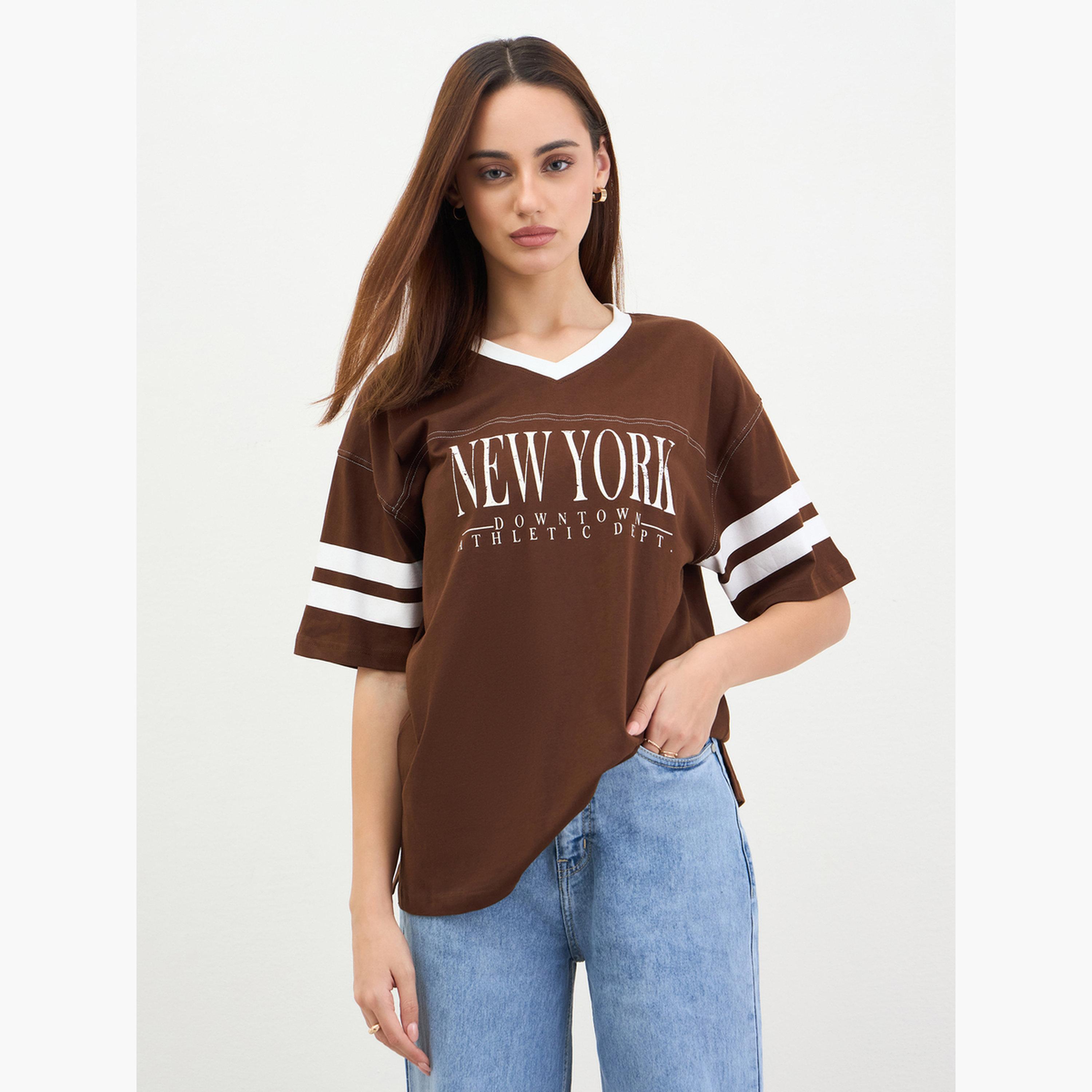 ستايلي - تي شيرت بني برسومات غرافيكية مقاس واسع-women-clothing-tshirts-image-1