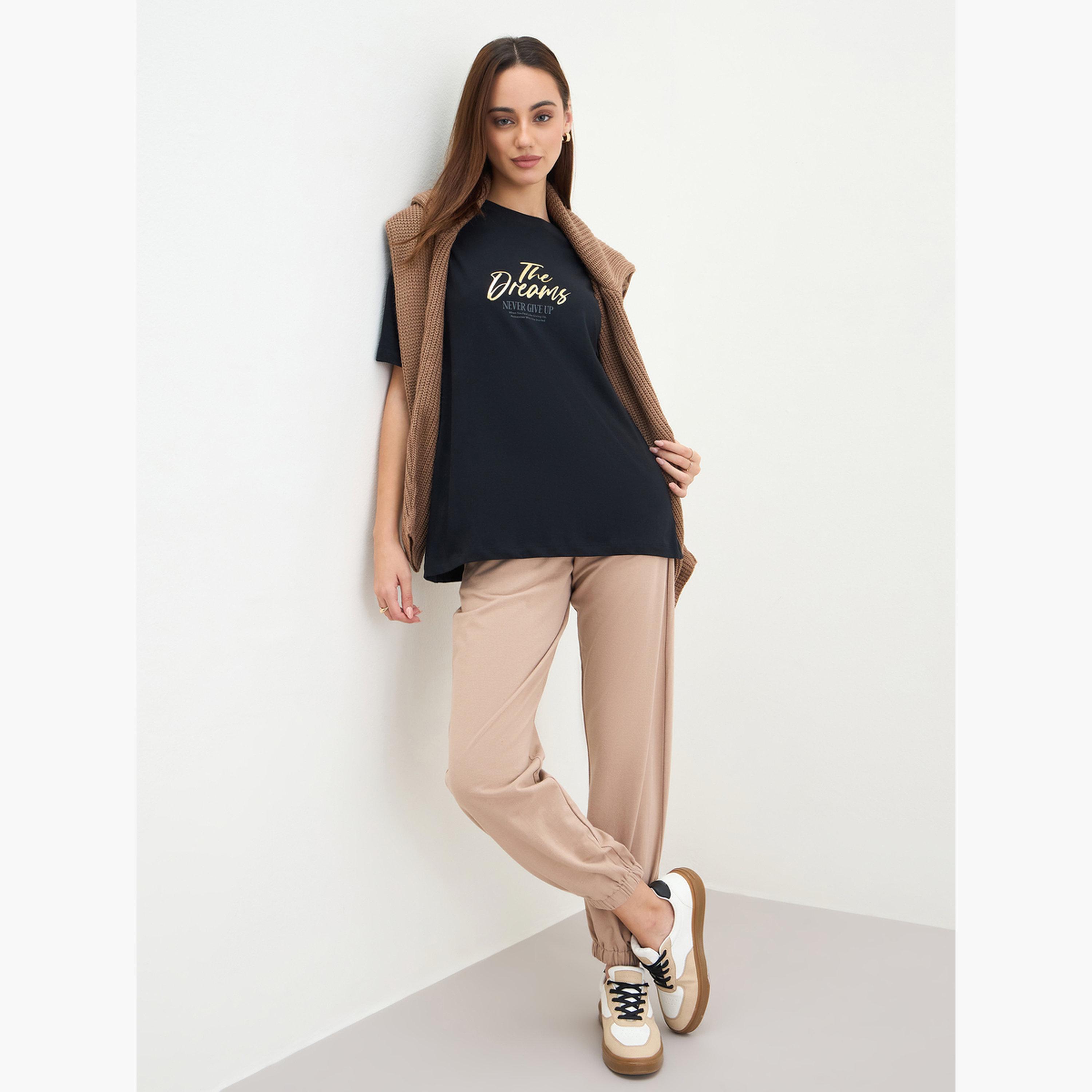 ستايلي - تي شيرت أسود مقاس واسع طبعة شعار-women-clothing-tshirts-image-2