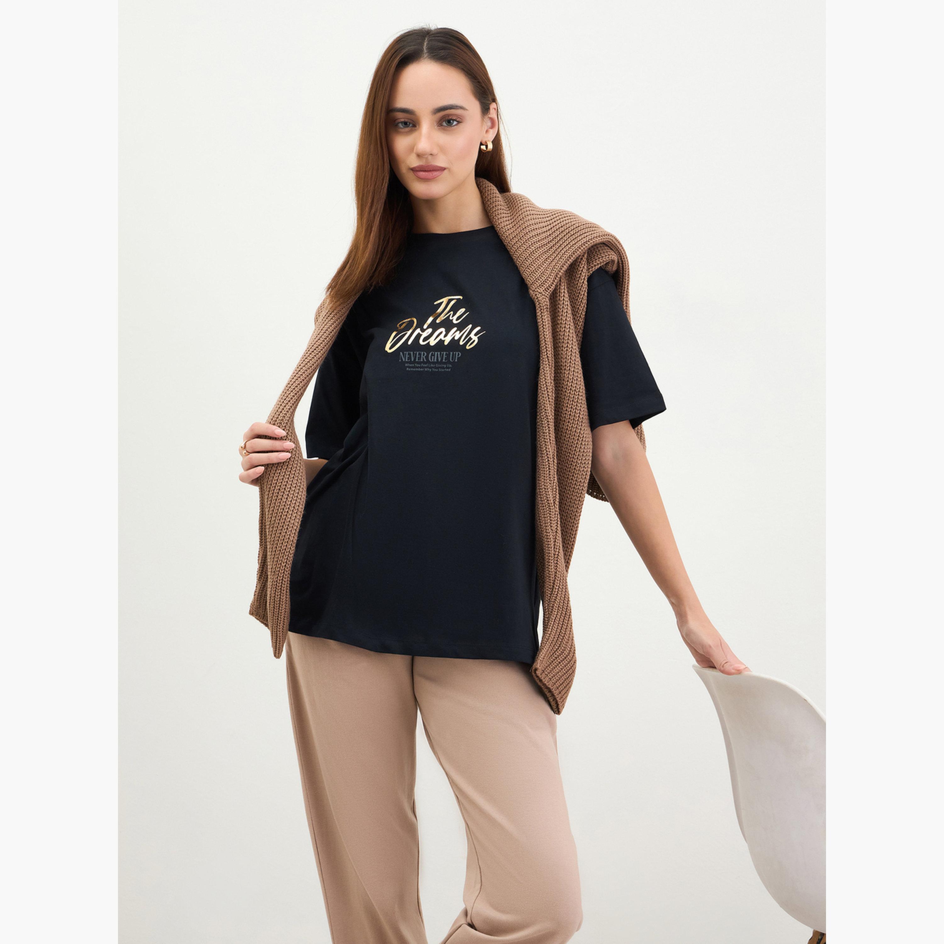 ستايلي - تي شيرت أسود مقاس واسع طبعة شعار-women-clothing-tshirts-image-3
