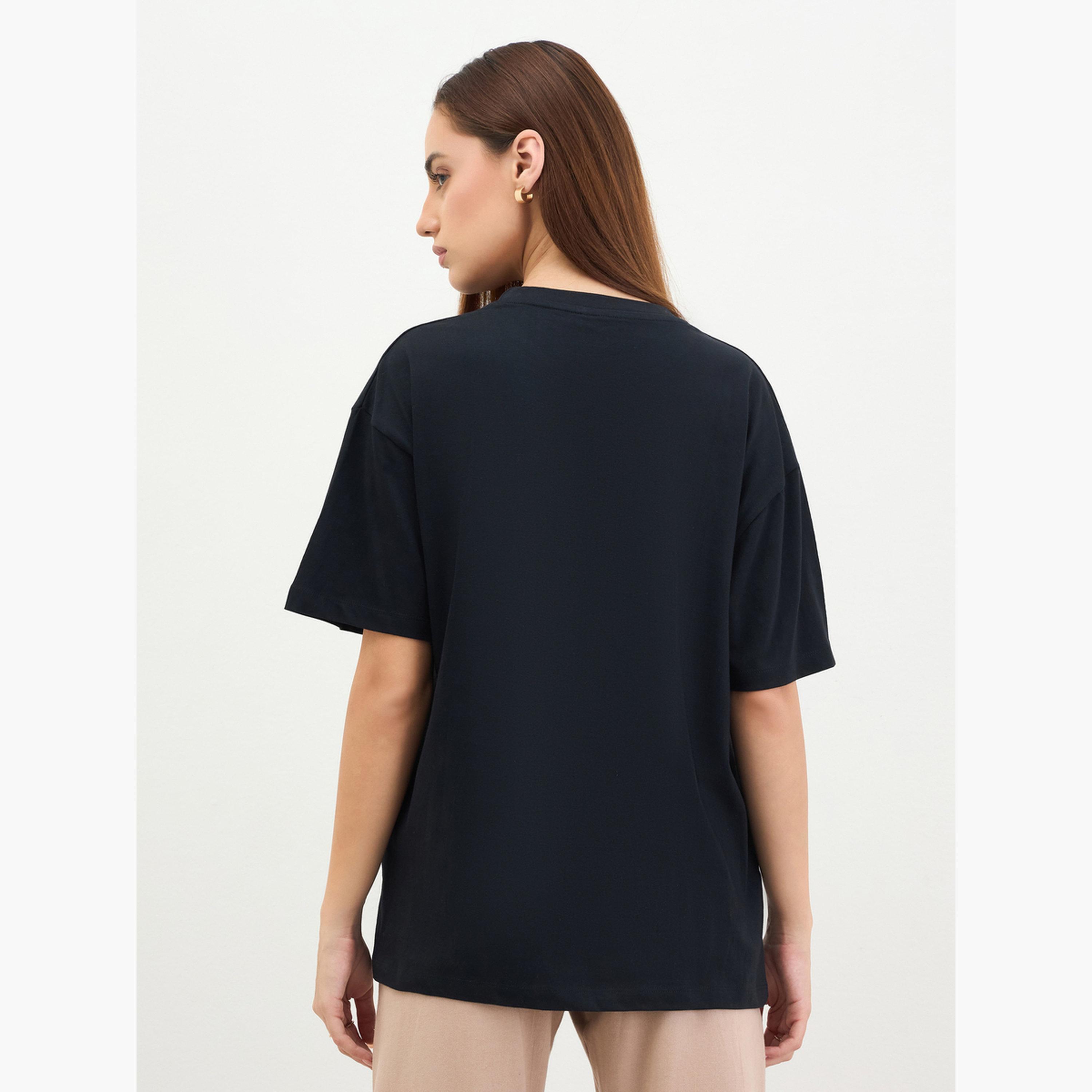 ستايلي - تي شيرت أسود مقاس واسع طبعة شعار-women-clothing-tshirts-image-5