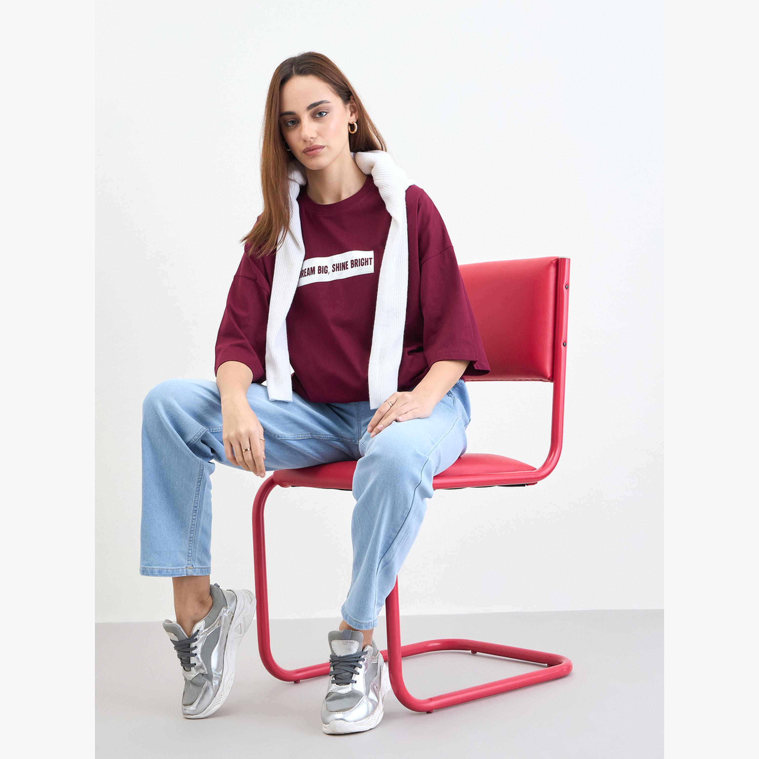 ستايلي - تي شيرت مقاس واسع بطبعة شعار لون برغندي-women-clothing-tshirts-image-3
