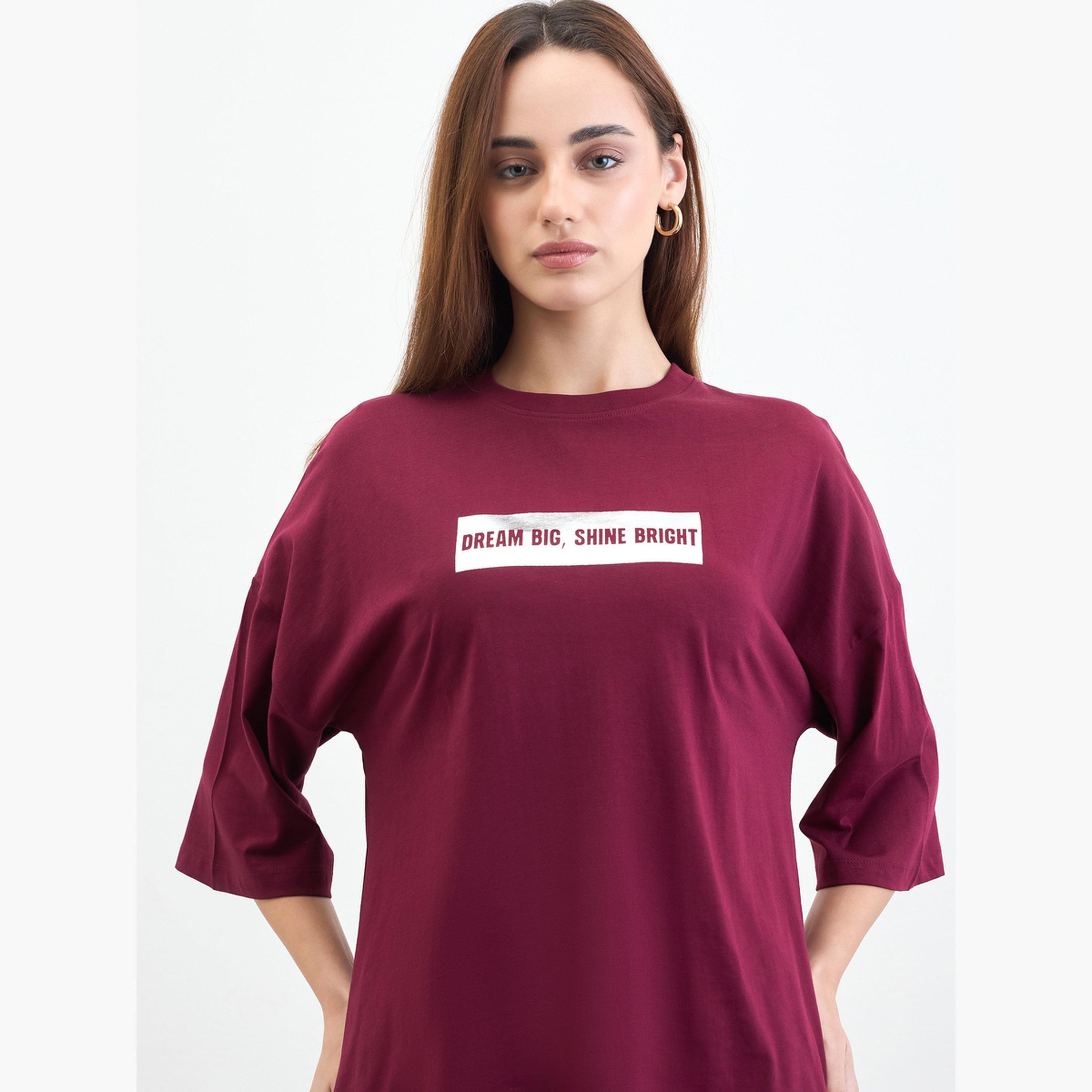 ستايلي - تي شيرت مقاس واسع بطبعة شعار لون برغندي-women-clothing-tshirts-image-4