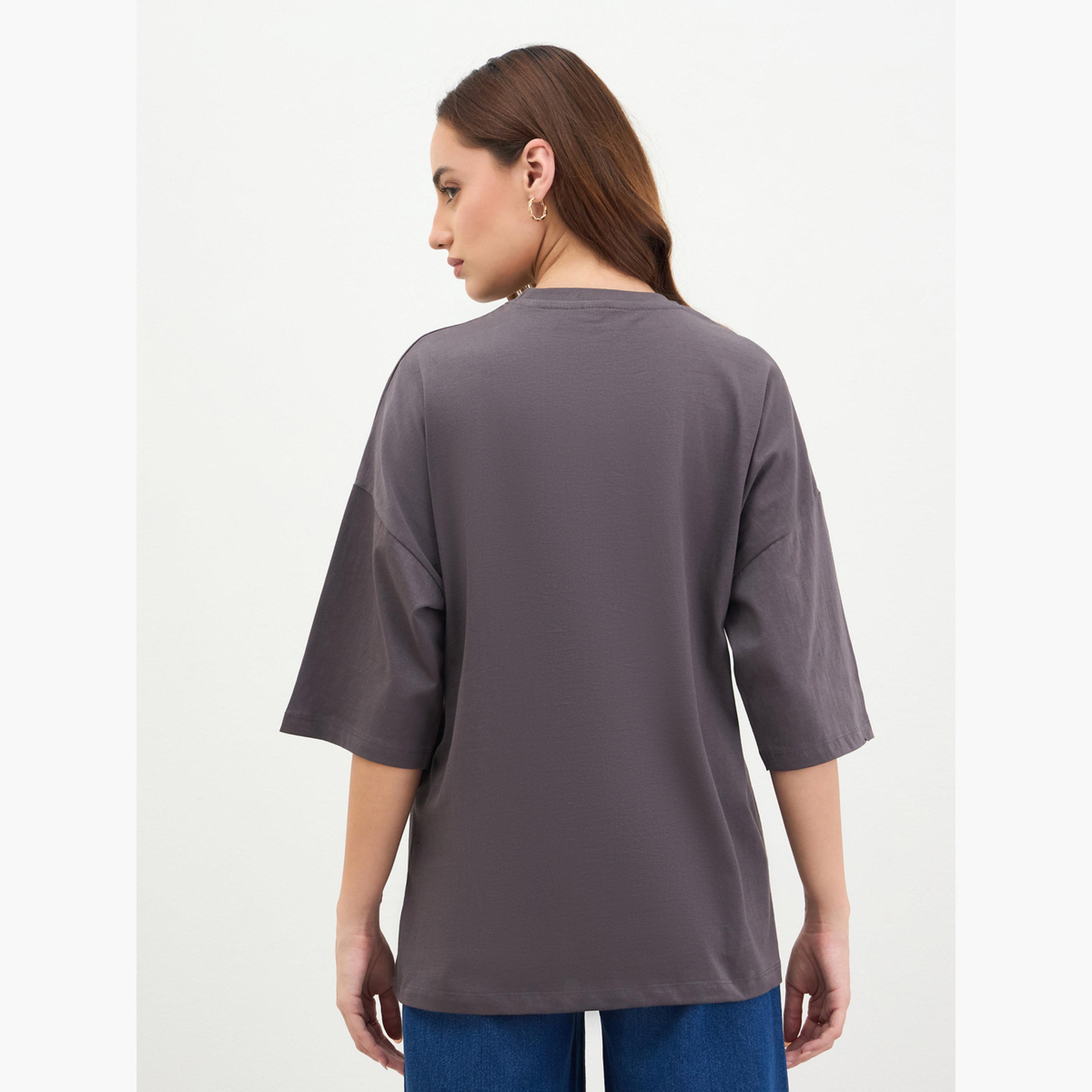 ستايلي - تي شيرت مقاس واسع شعار فحمي-women-clothing-tshirts-image-5