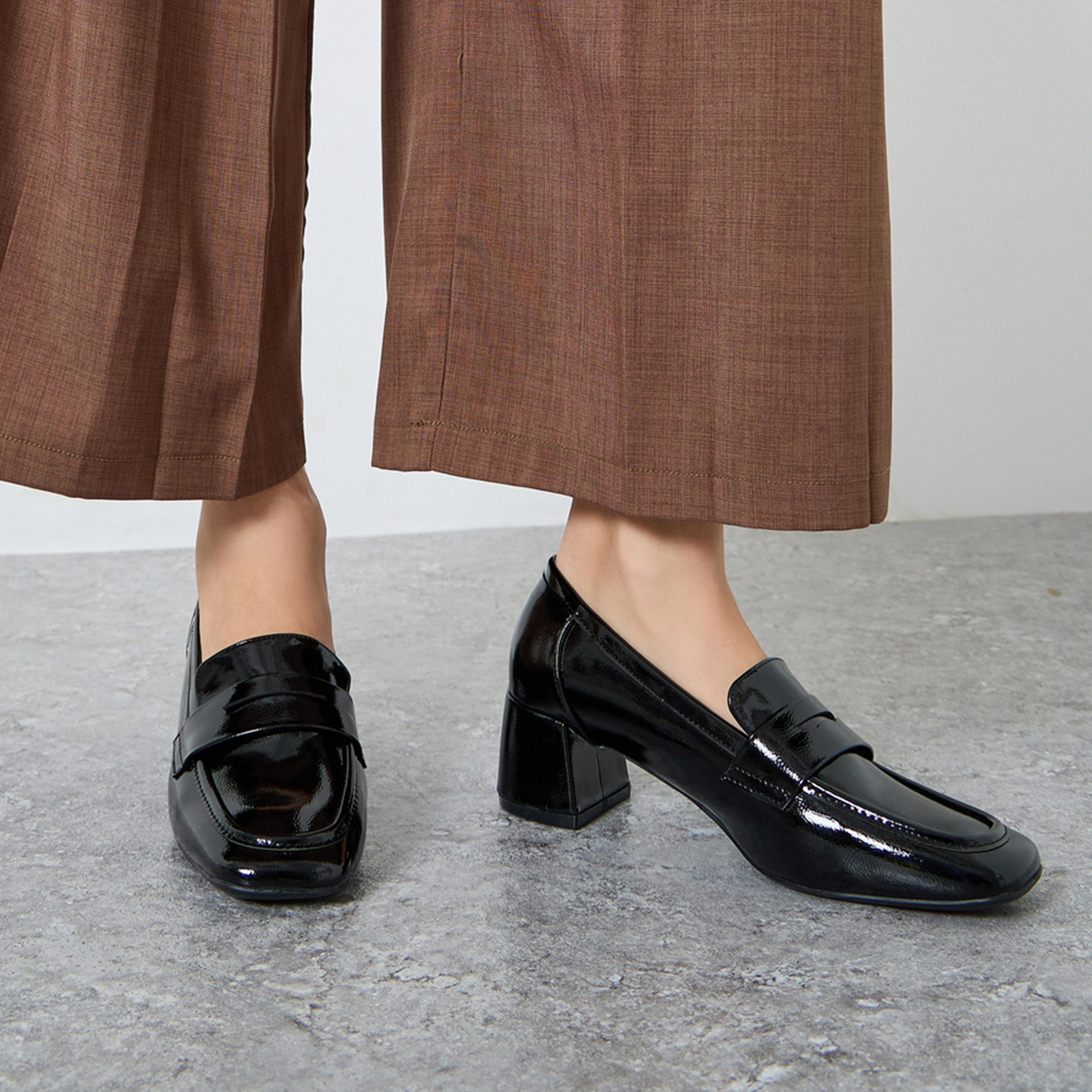 ستايلي - حذاء بكعب مربع لامع باللون الأسود للنساء-women-shoes-sandals-heeled-image-2