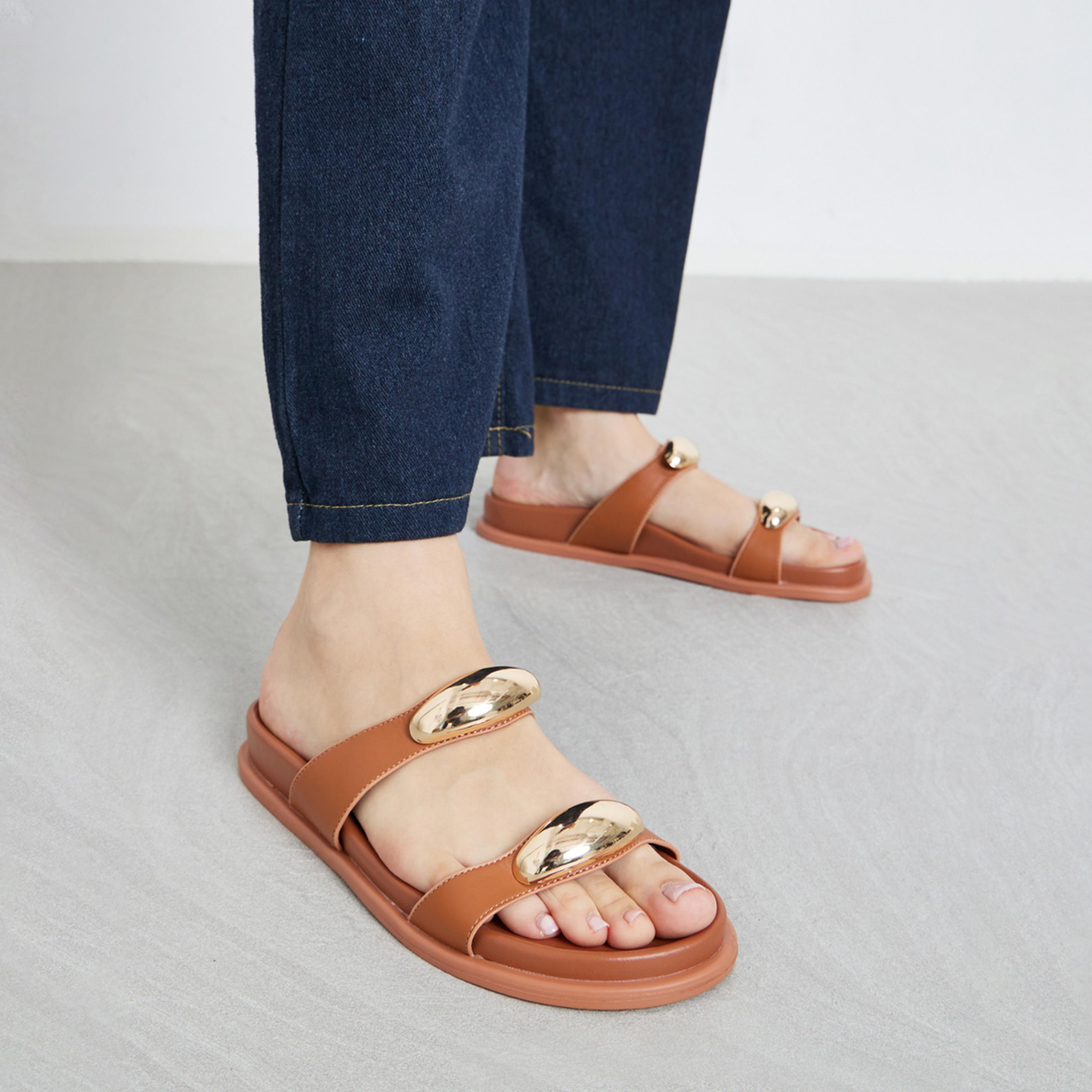ستايلي - صندل نسائي بني اللون مزين بزخارف معدنية-women-shoes-flats-slides-image-2