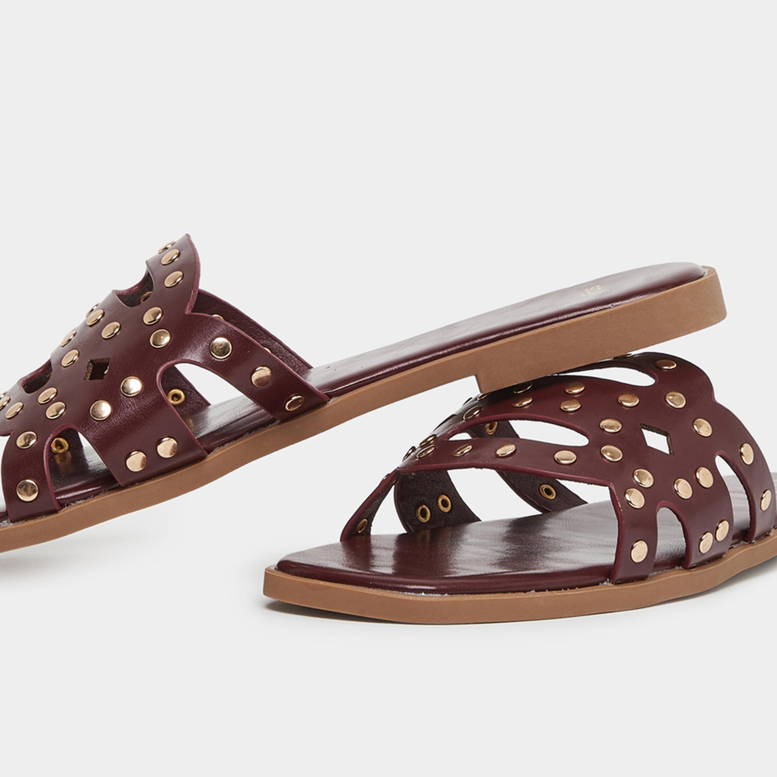 ستايلي - صندل مسطح مرصع بالمسامير لون برغندي للنساء-women-shoes-flats-slides-image-4