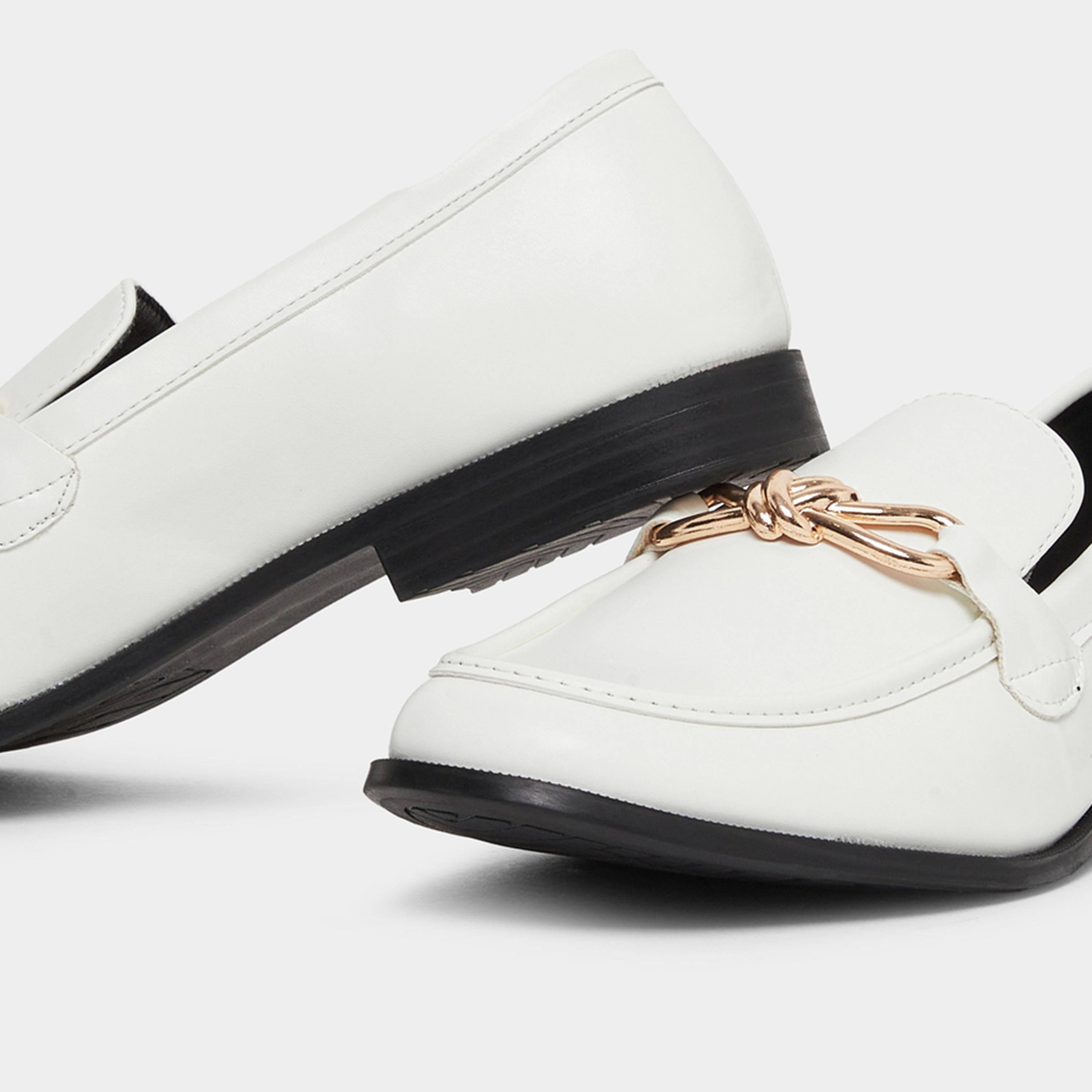 ستايلي - حذاء رياضي نسائي بتفاصيل سلسلة بيضاء-women-shoes-flats-loafers-image-4