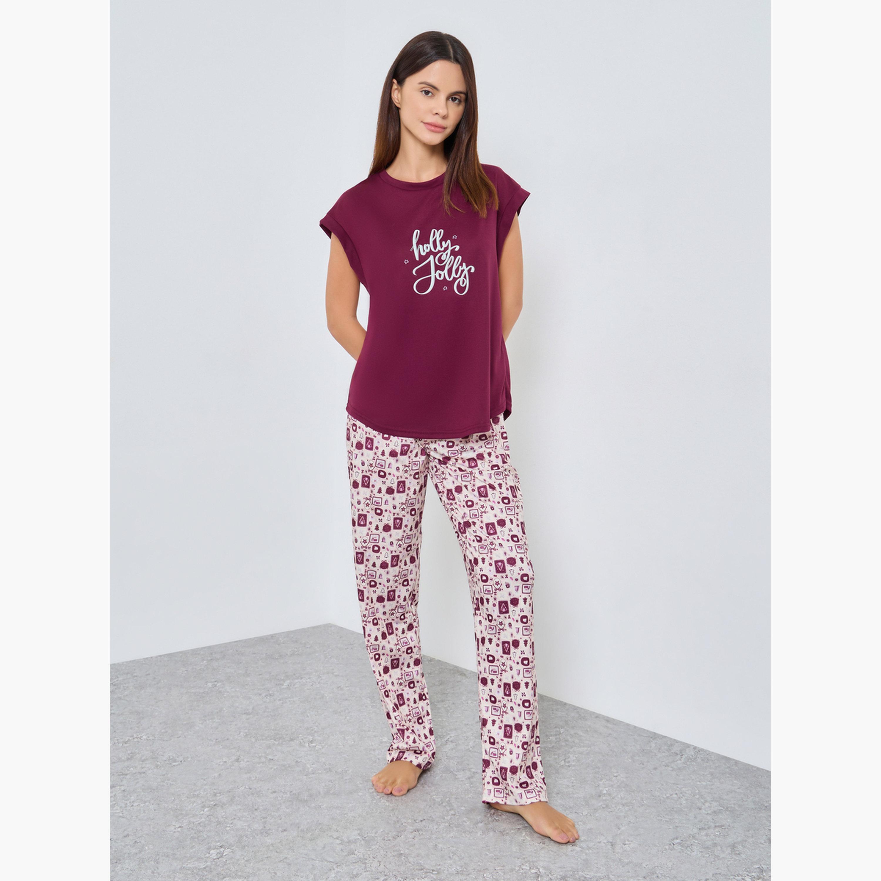 ستايلي - بيجاما تي شيرت بشعار هولي جولي للنساء-women-clothing-nightwear-pyjamas-longsets-image-1