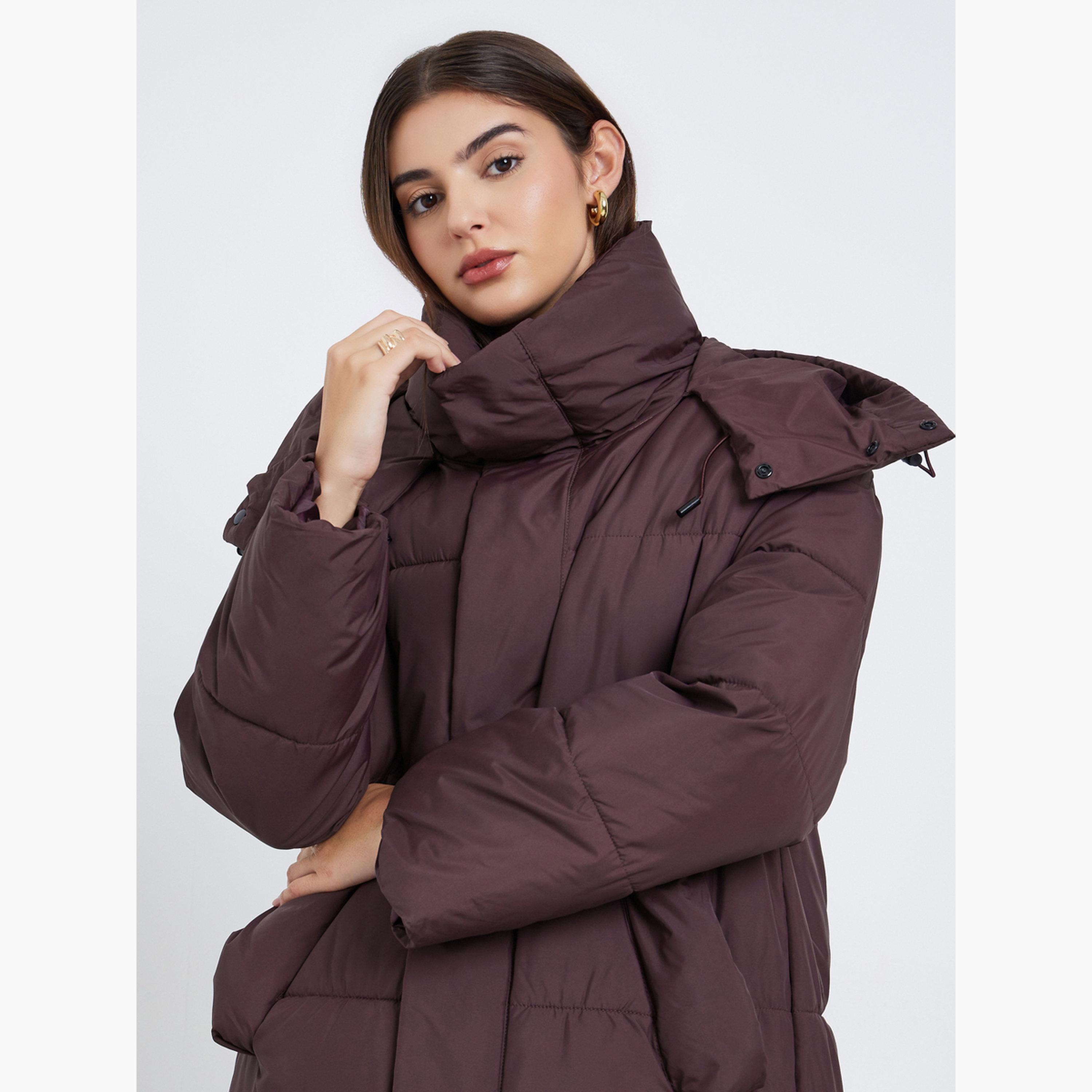 ستايلي - معطف مبطن متوسط ​​الطول تصميم واسع لون برغندي مع غطاء للرأس للنساء -women-winterwear-coatsandjackets-coats-image-3