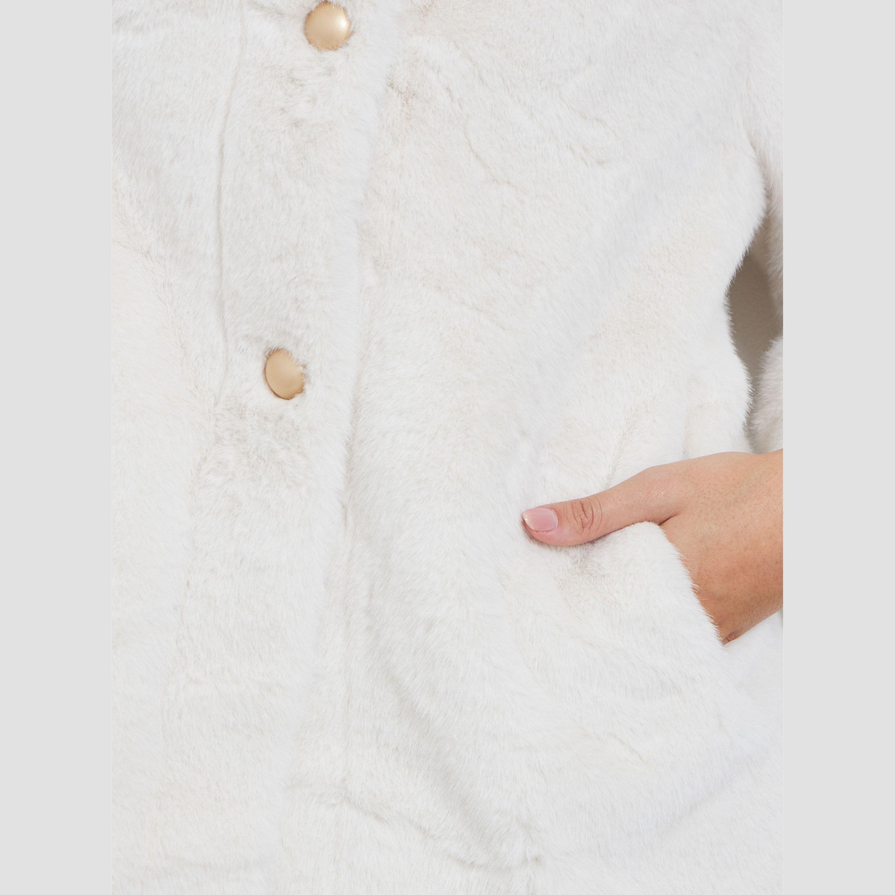 ستايلي - معطف طويل من الفرو الصناعي لون أوف وايت للنساء -women-winterwear-coatsandjackets-coats-image-5