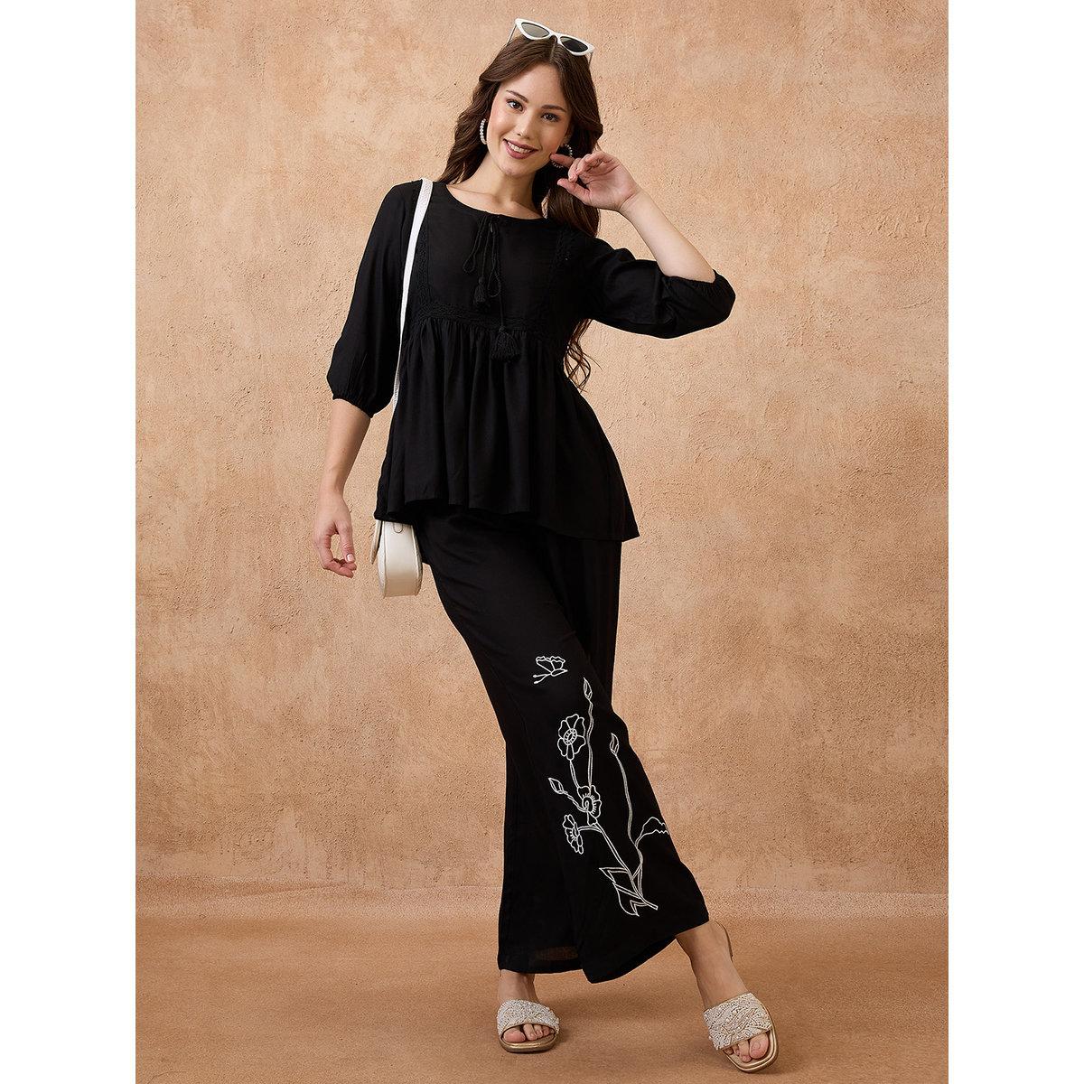 طقم منسق من بنطال وبلوزة بتفاصيل دانتيل-women-clothing-coordsets-image-1