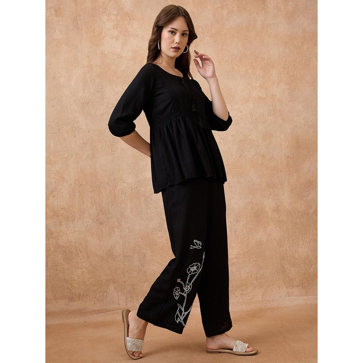 طقم منسق من بنطال وبلوزة بتفاصيل دانتيل-women-clothing-coordsets-image-2