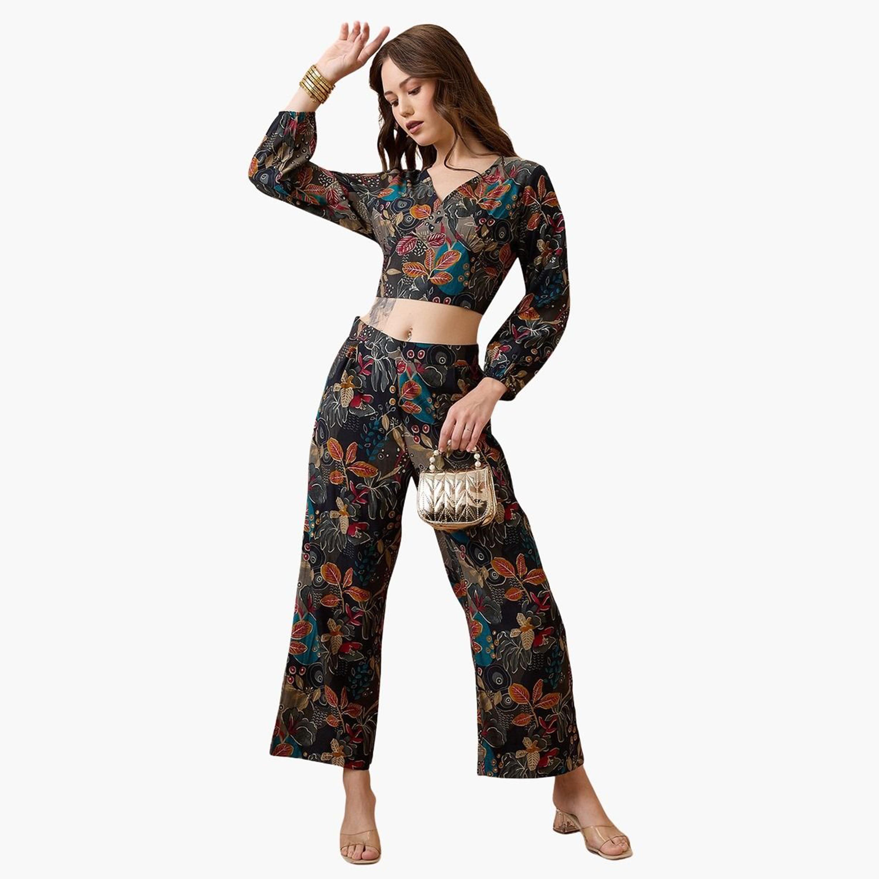 غلوبوس - طقم ملابس من توب قصير بطبعة زهور سوداء وبنطال منسق-women-clothing-coordsets-image-1