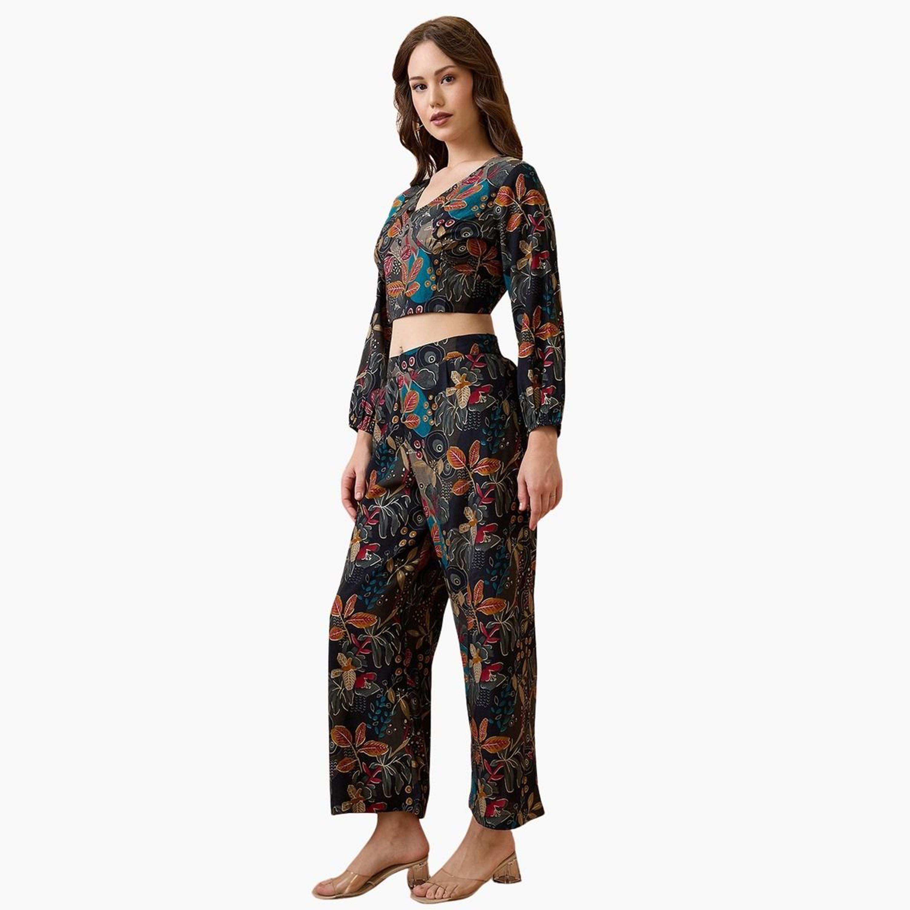 غلوبوس - طقم ملابس من توب قصير بطبعة زهور سوداء وبنطال منسق-women-clothing-coordsets-image-2