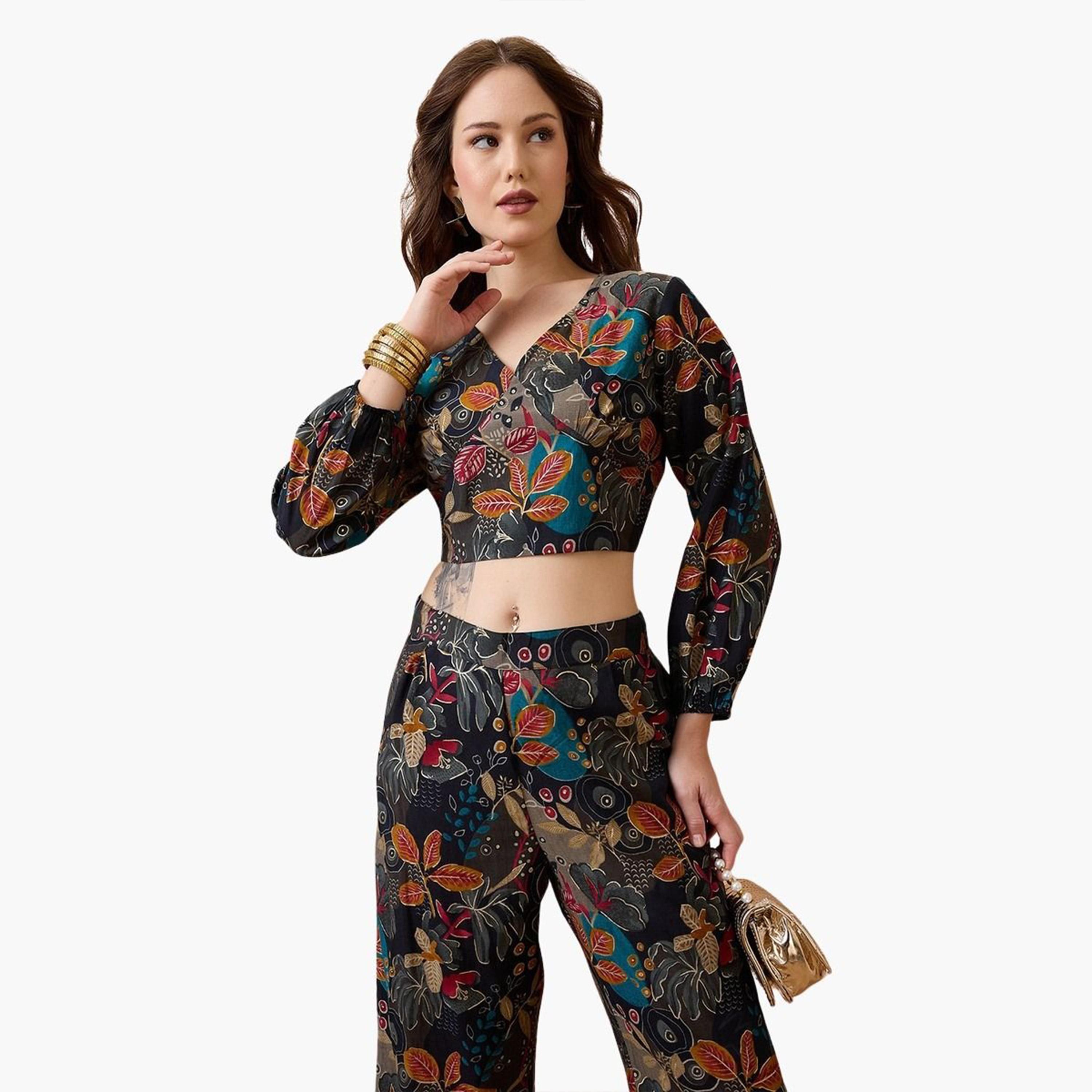 غلوبوس - طقم ملابس من توب قصير بطبعة زهور سوداء وبنطال منسق-women-clothing-coordsets-image-4