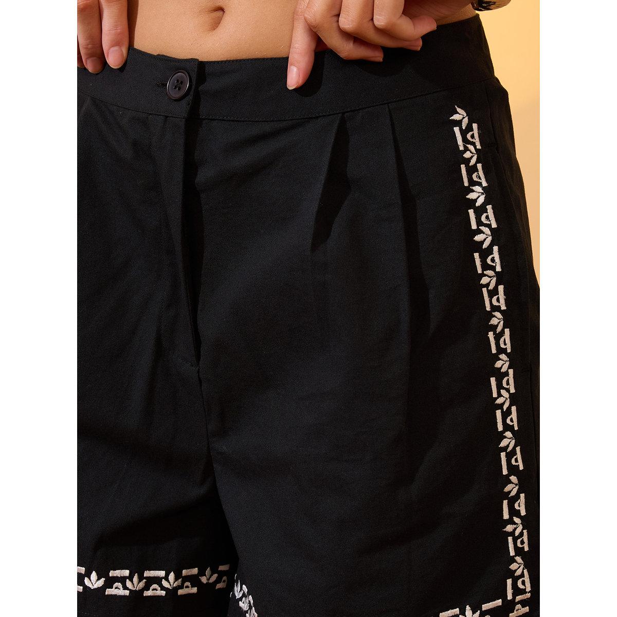 طقم منسق من شورت وبلوزة بتفاصيل مُطرزة-women-clothing-coordsets-image-5