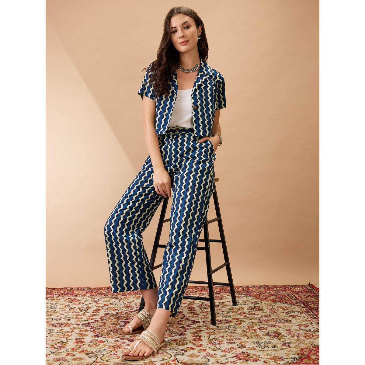 طقم منسق من بنطال وبلوزة قصيرة-women-clothing-coordsets-image-1