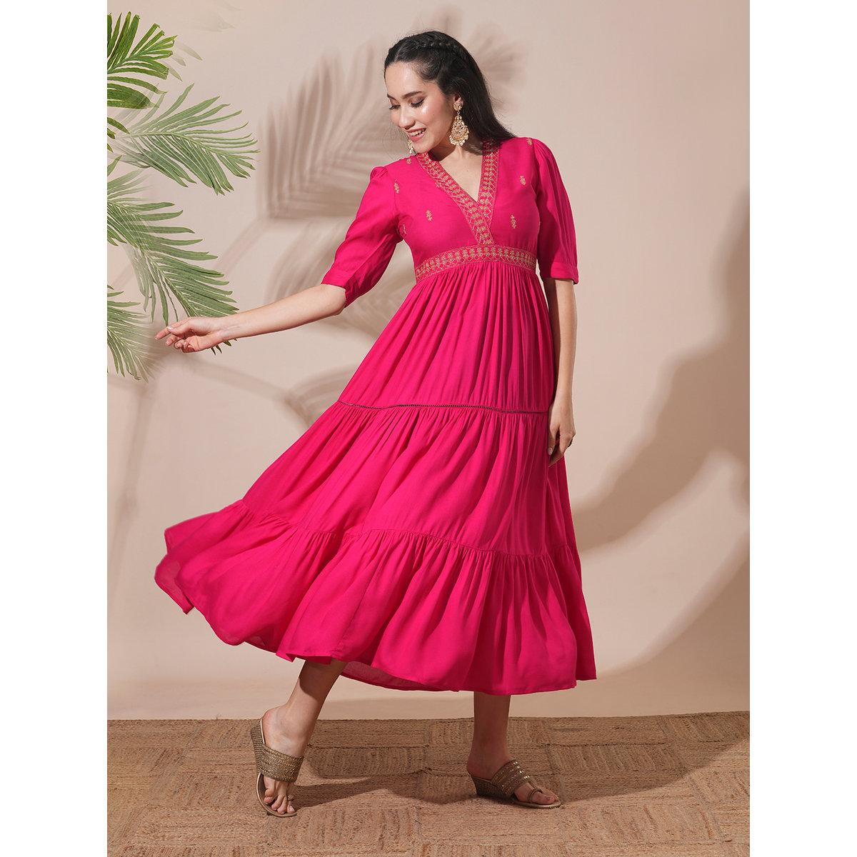 فستان بتفاصيل مُطرزة مع كسرات-women-clothing-dresses-image-1