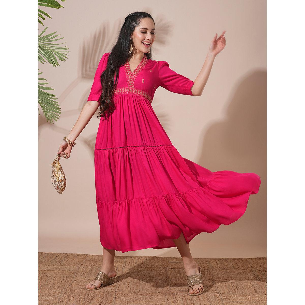 فستان بتفاصيل مُطرزة مع كسرات-women-clothing-dresses-image-2