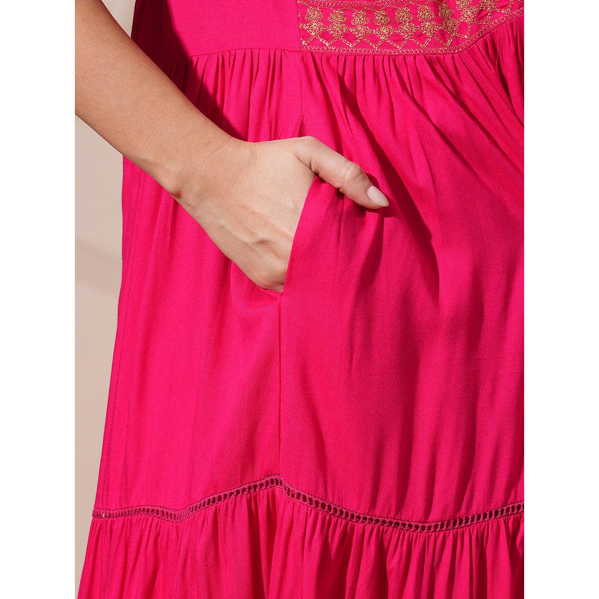 فستان بتفاصيل مُطرزة مع كسرات-women-clothing-dresses-image-5