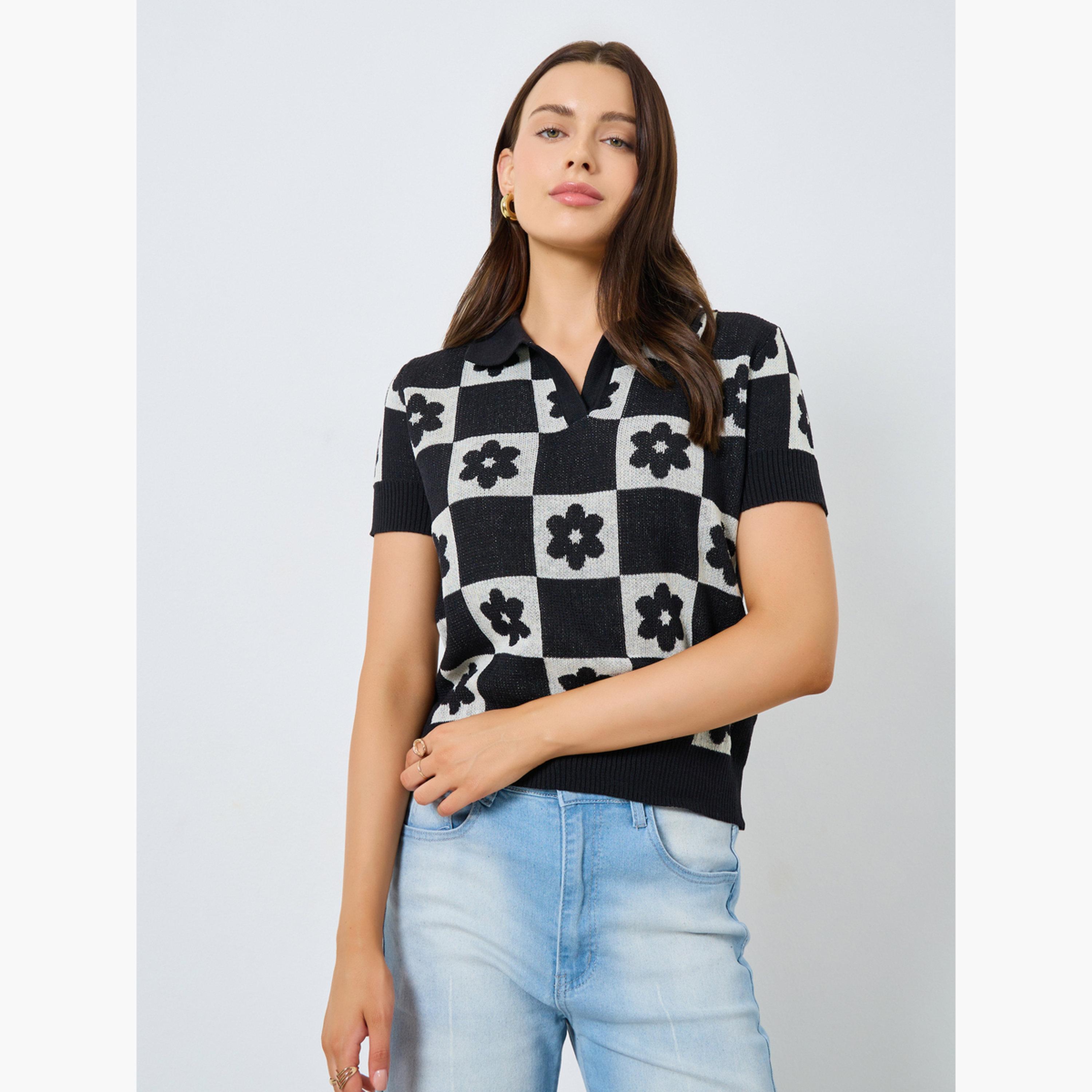 ستايلي - تي شيرت بولو أسود محبوك بقصّة مريحة ومزخرف بنقشة زهور-women-clothing-tshirts-image-1