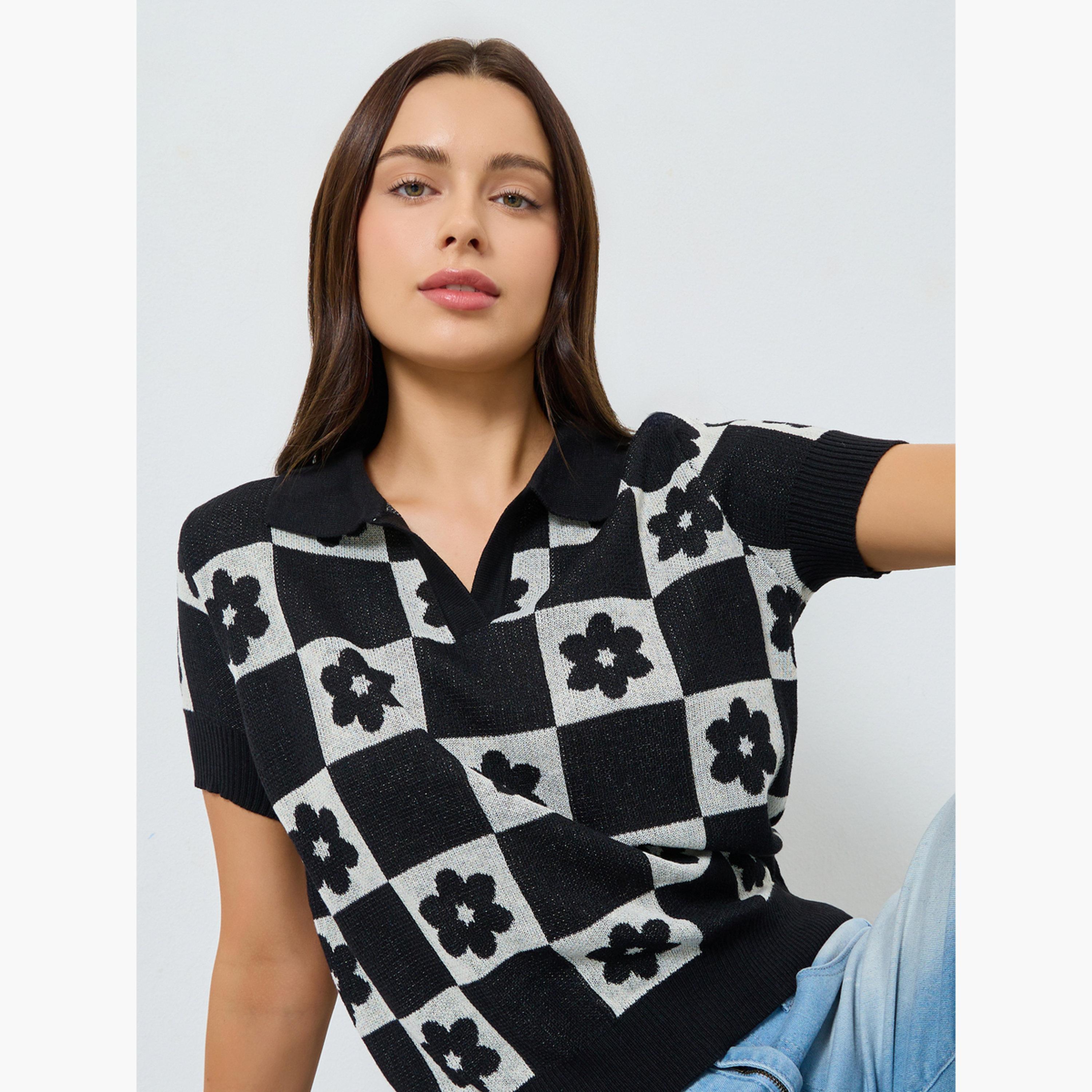 ستايلي - تي شيرت بولو أسود محبوك بقصّة مريحة ومزخرف بنقشة زهور-women-clothing-tshirts-image-3