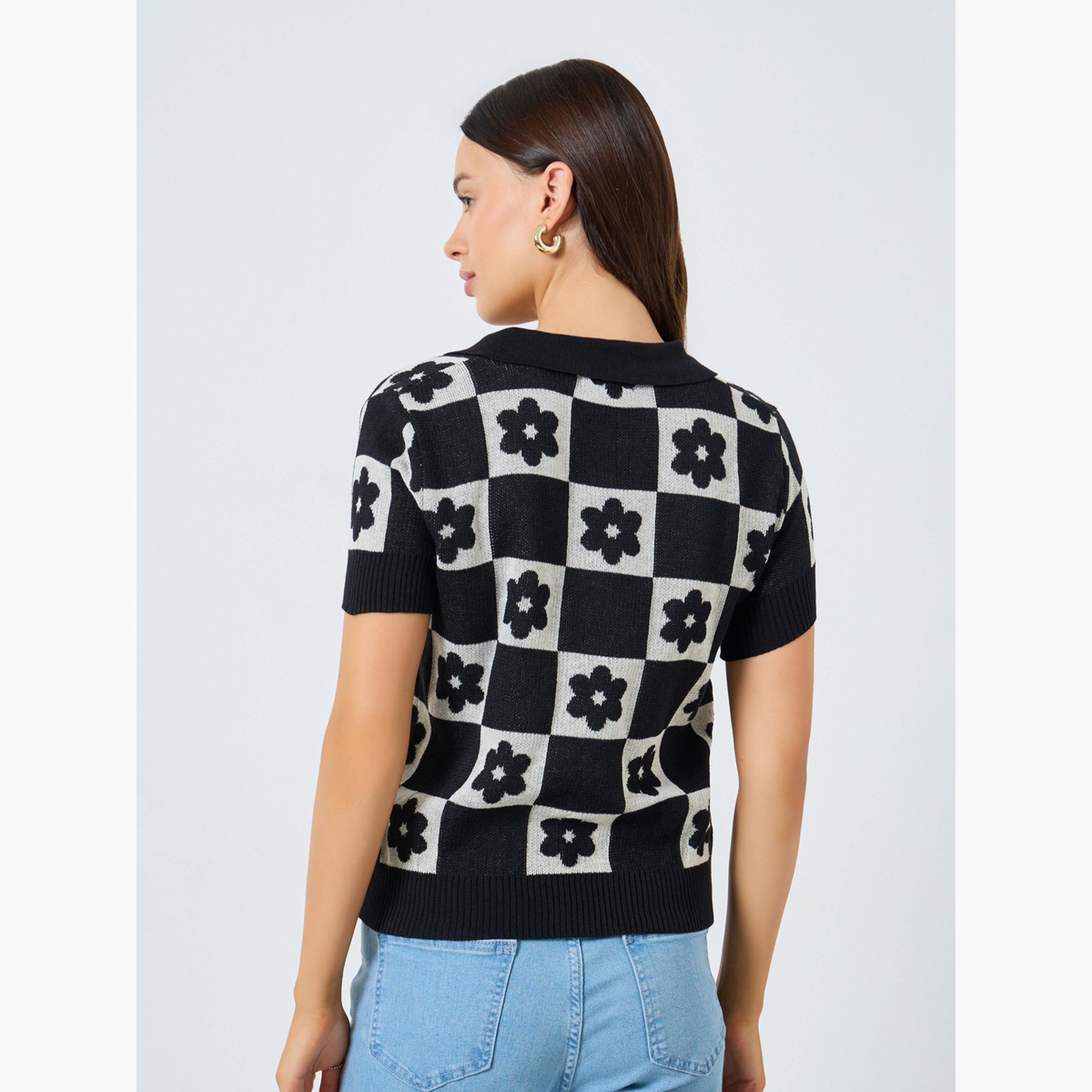ستايلي - تي شيرت بولو أسود محبوك بقصّة مريحة ومزخرف بنقشة زهور-women-clothing-tshirts-image-5