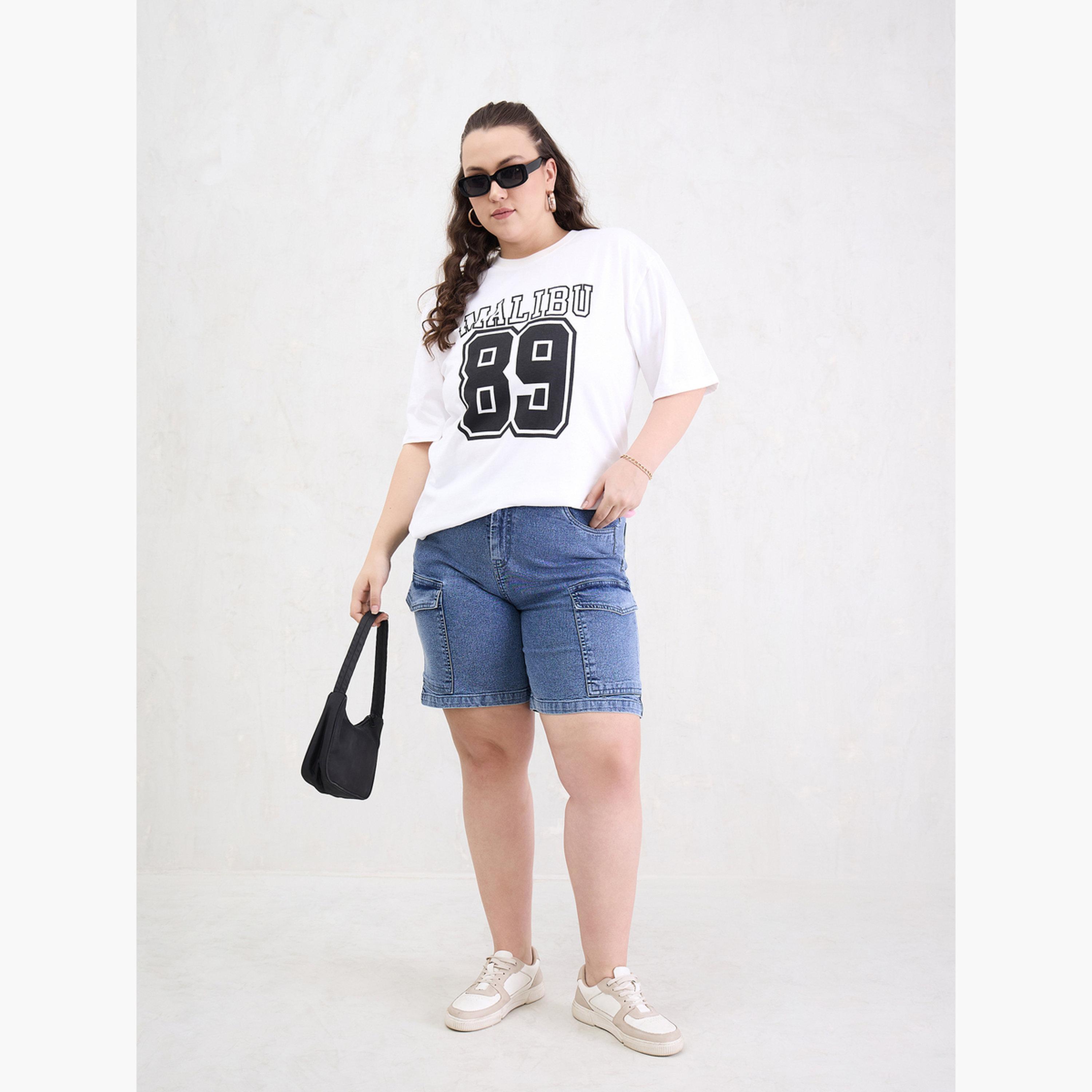 ساسافراس - تي شيرت أبيض بطباعة غرافيكية مقاس واسع-women-clothing-tshirts-image-2