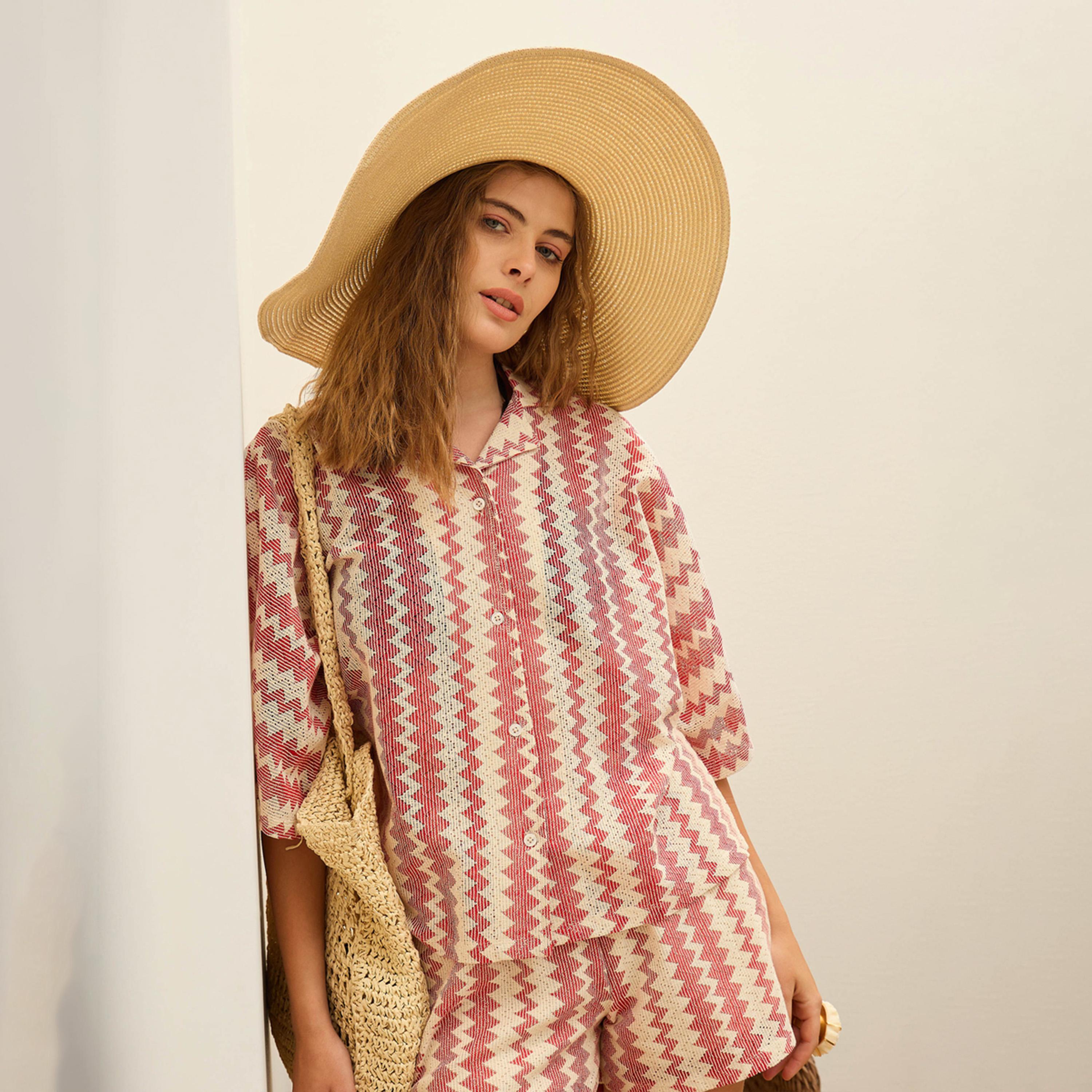 ساسافراس - قميص نسائي أحمر مطبوع عليه شيفرون بأكمام قصيرة وحجم كبير-women-clothing-shirtsandblouses-shirts-image-1