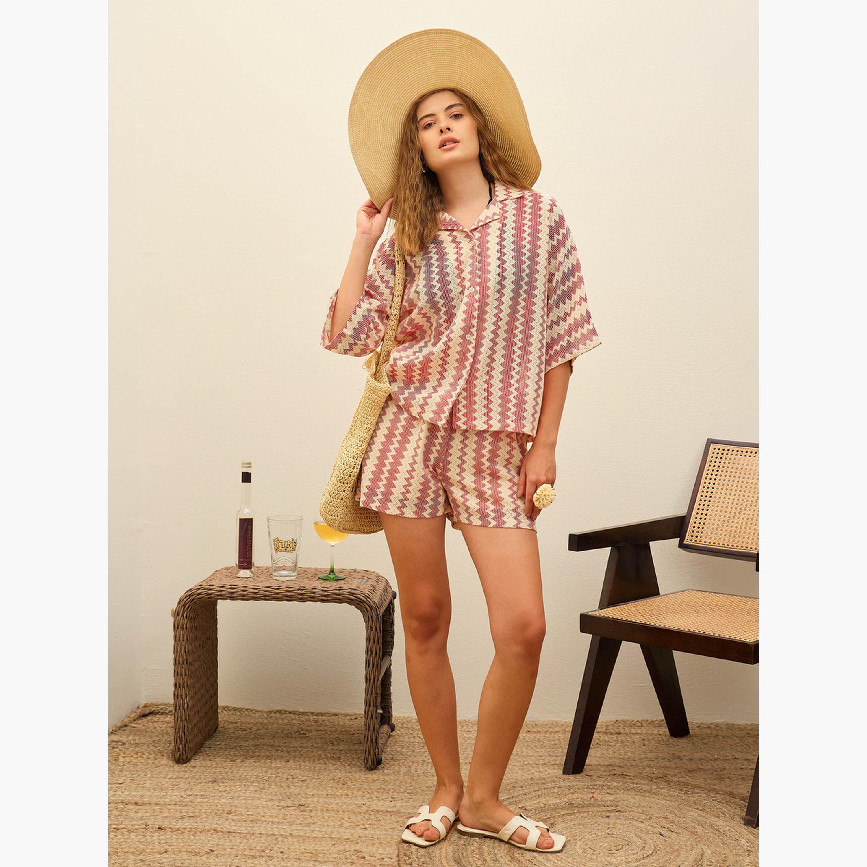 ساسافراس - قميص نسائي أحمر مطبوع عليه شيفرون بأكمام قصيرة وحجم كبير-women-clothing-shirtsandblouses-shirts-image-2