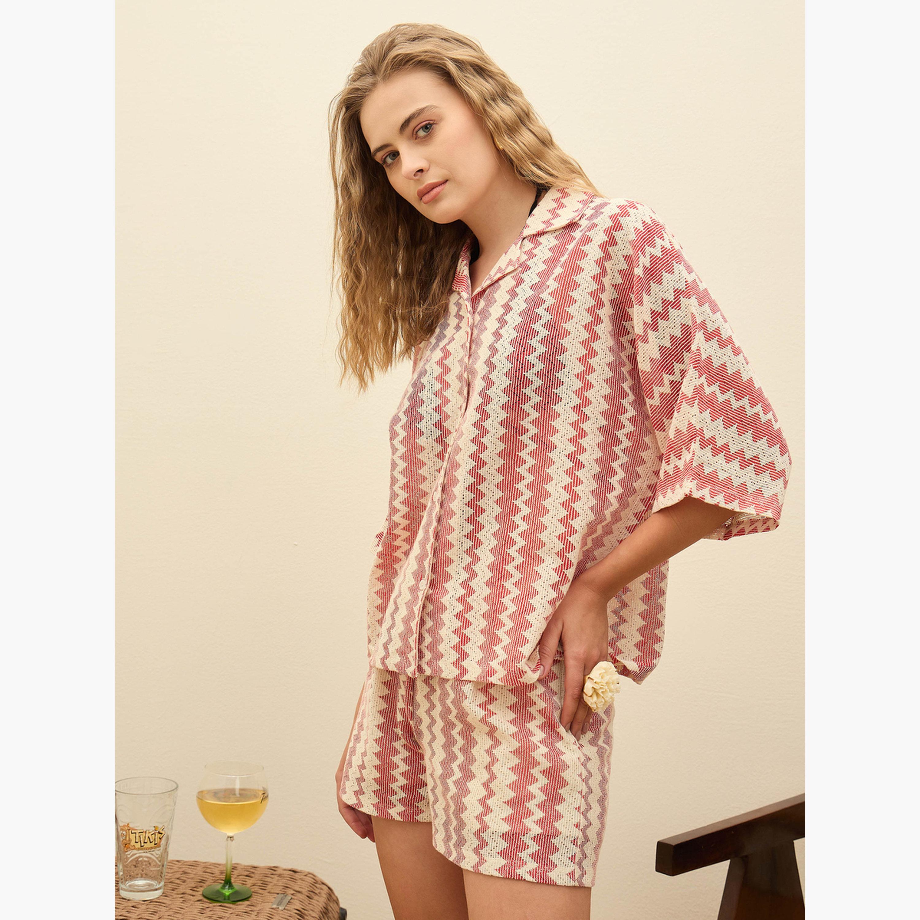 ساسافراس - قميص نسائي أحمر مطبوع عليه شيفرون بأكمام قصيرة وحجم كبير-women-clothing-shirtsandblouses-shirts-image-3