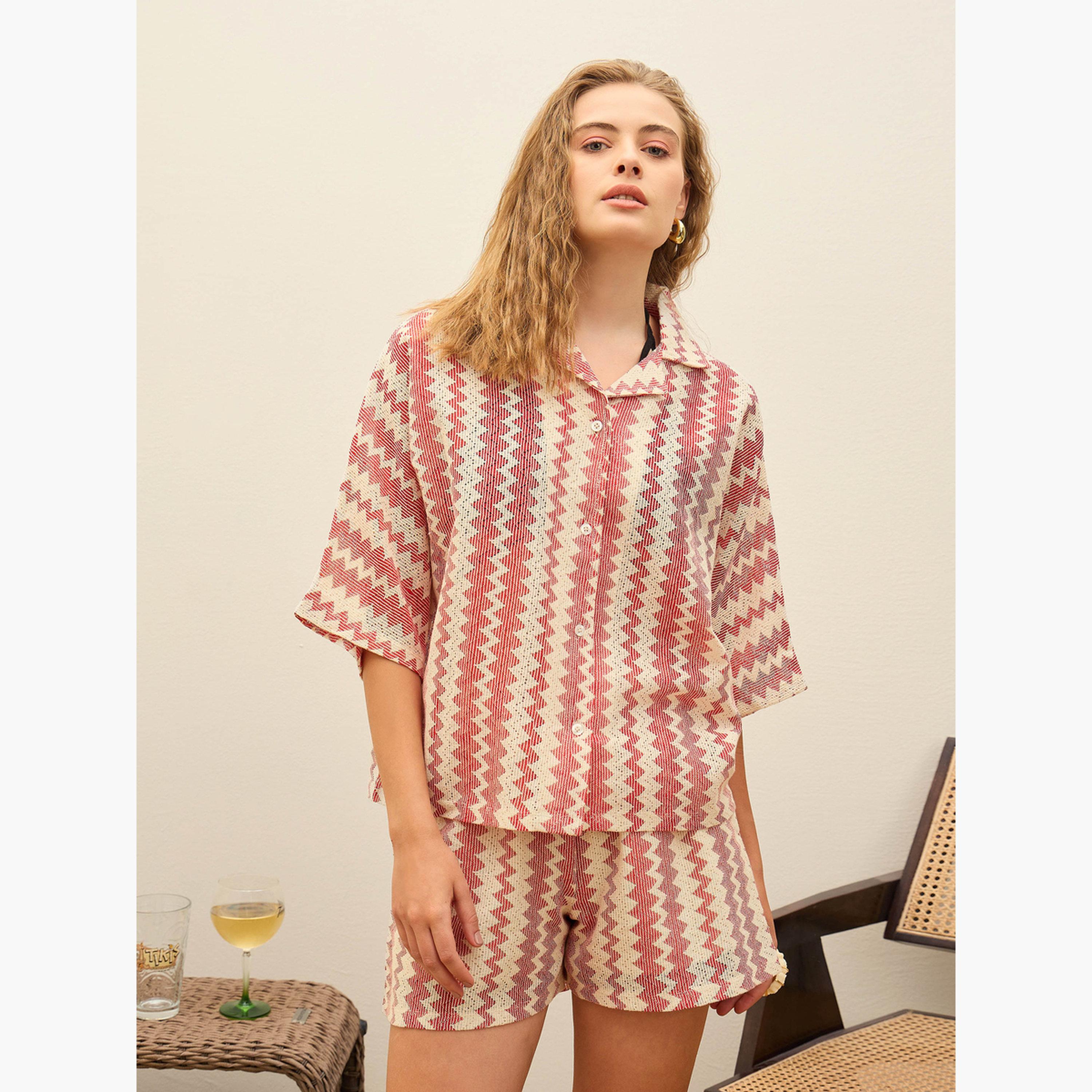 ساسافراس - قميص نسائي أحمر مطبوع عليه شيفرون بأكمام قصيرة وحجم كبير-women-clothing-shirtsandblouses-shirts-image-5