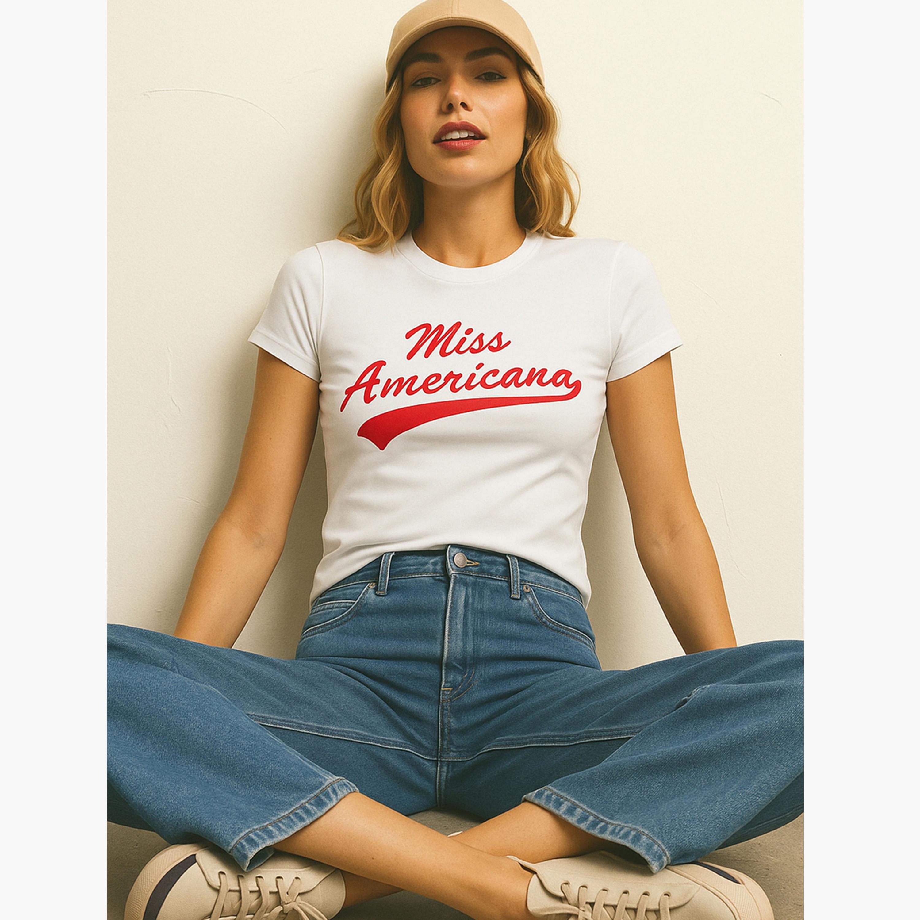 ساسافراس - بلوزة قصيرة بيضاء بطبعة جرافيكية مس اميريكا-women-clothing-tshirts-image-1