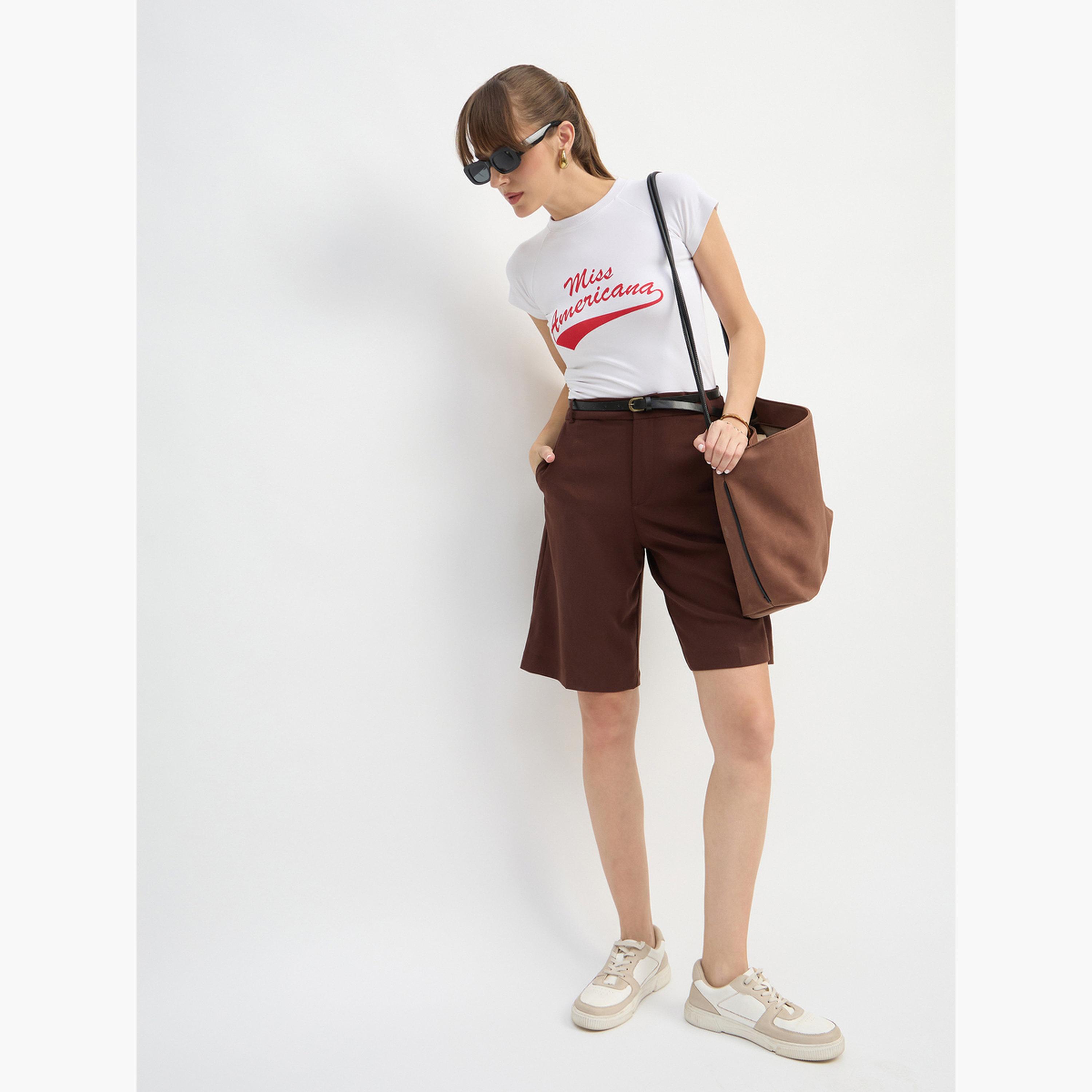 ساسافراس - بلوزة قصيرة بيضاء بطبعة جرافيكية مس اميريكا-women-clothing-tshirts-image-2