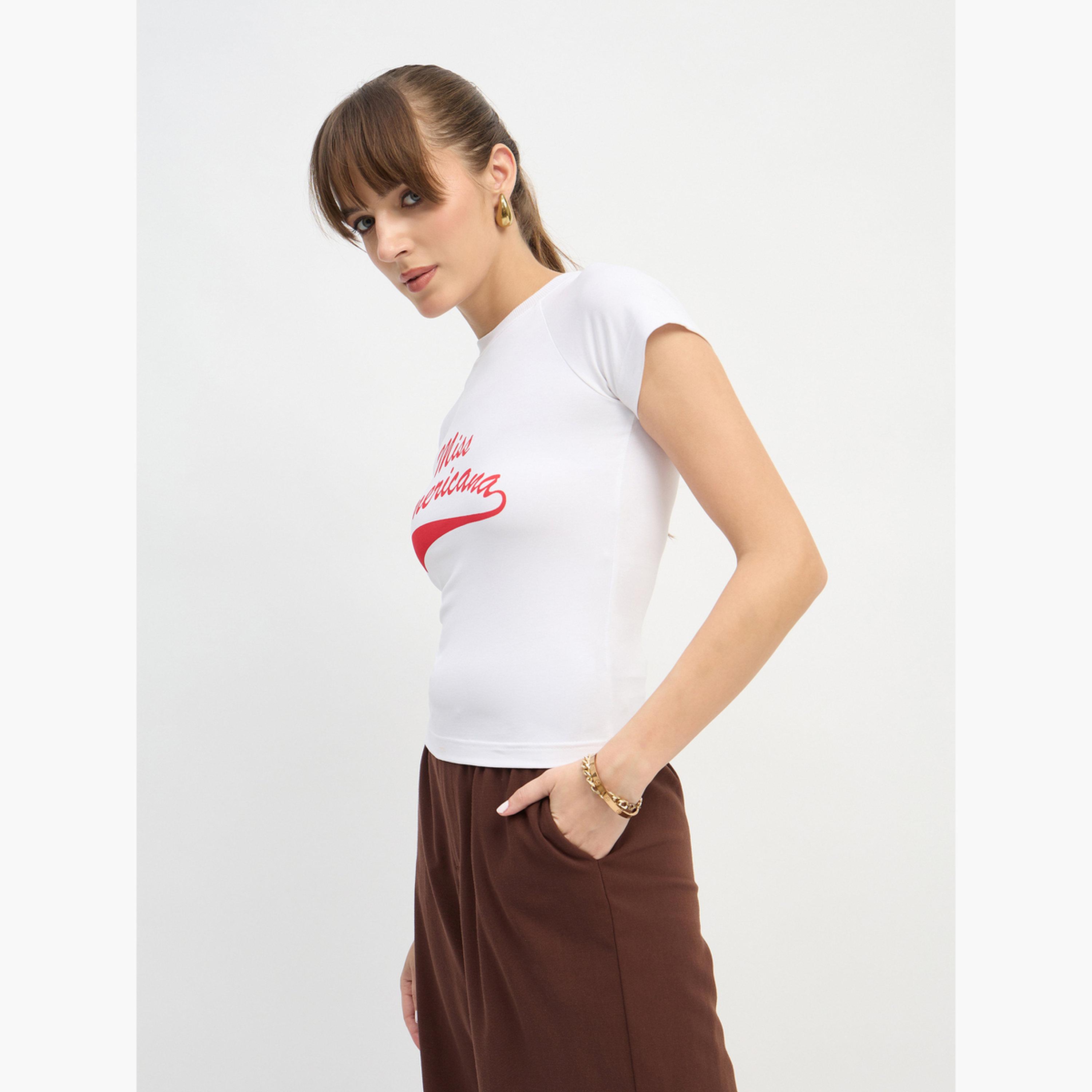 ساسافراس - بلوزة قصيرة بيضاء بطبعة جرافيكية مس اميريكا-women-clothing-tshirts-image-3