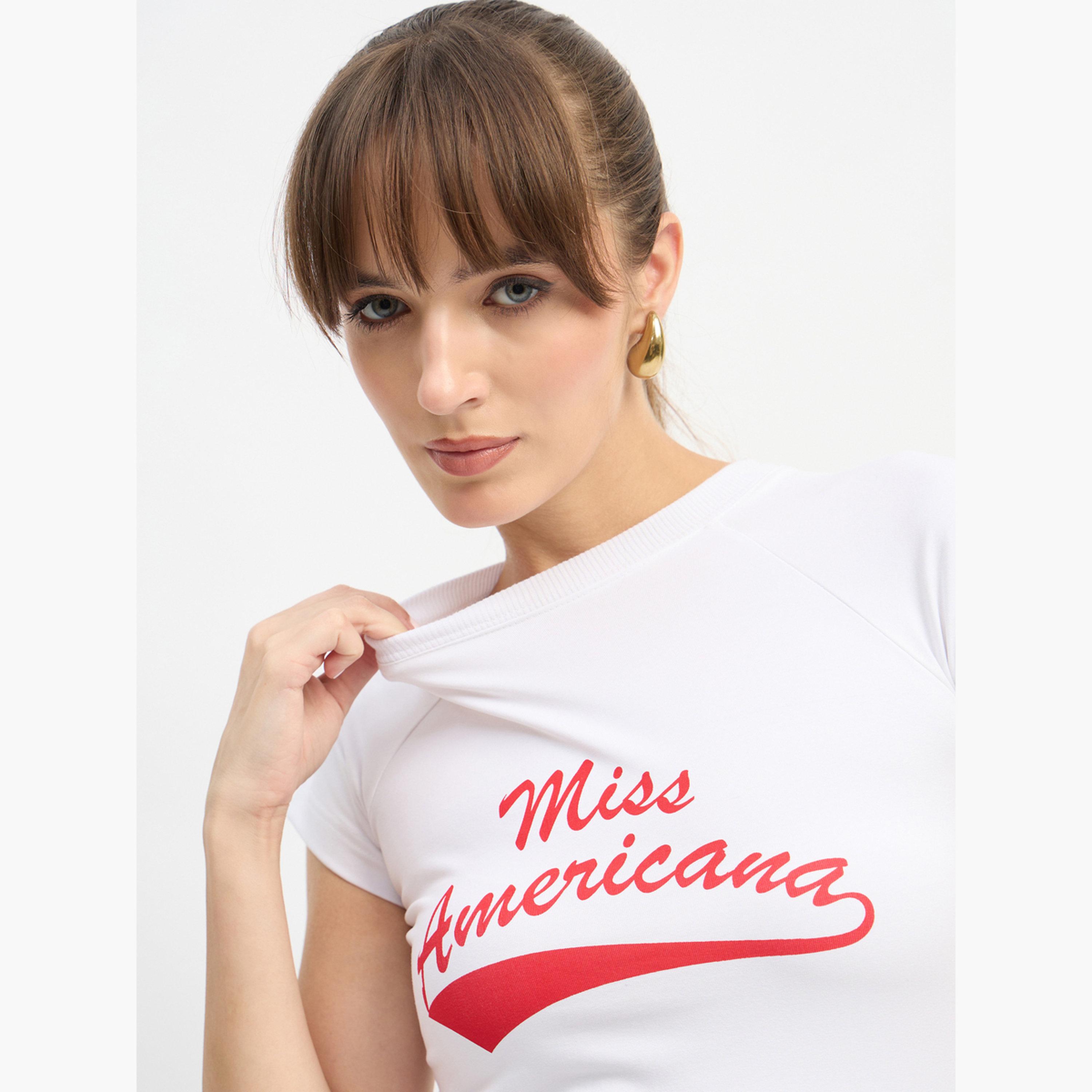 ساسافراس - بلوزة قصيرة بيضاء بطبعة جرافيكية مس اميريكا-women-clothing-tshirts-image-4