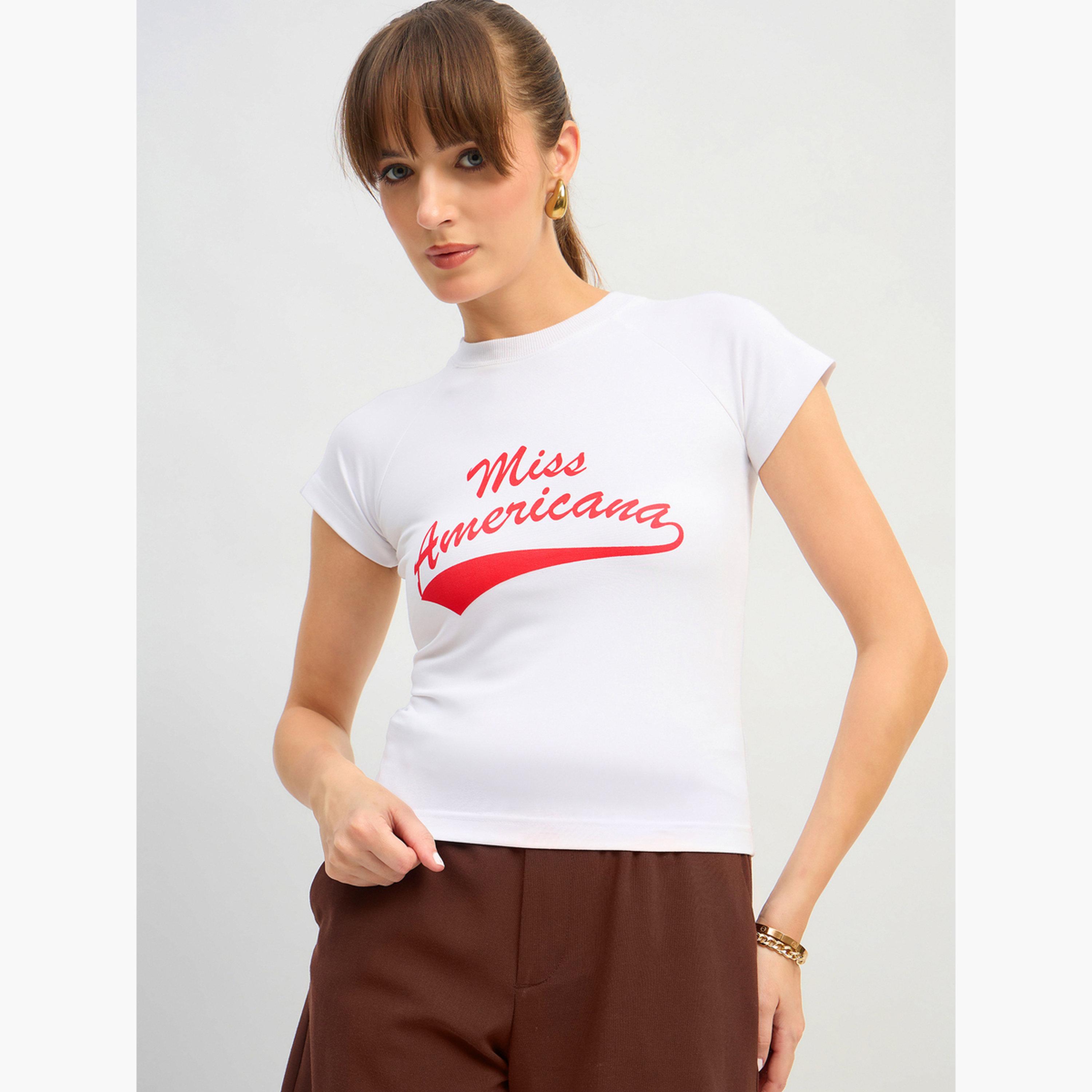 ساسافراس - بلوزة قصيرة بيضاء بطبعة جرافيكية مس اميريكا-women-clothing-tshirts-image-6