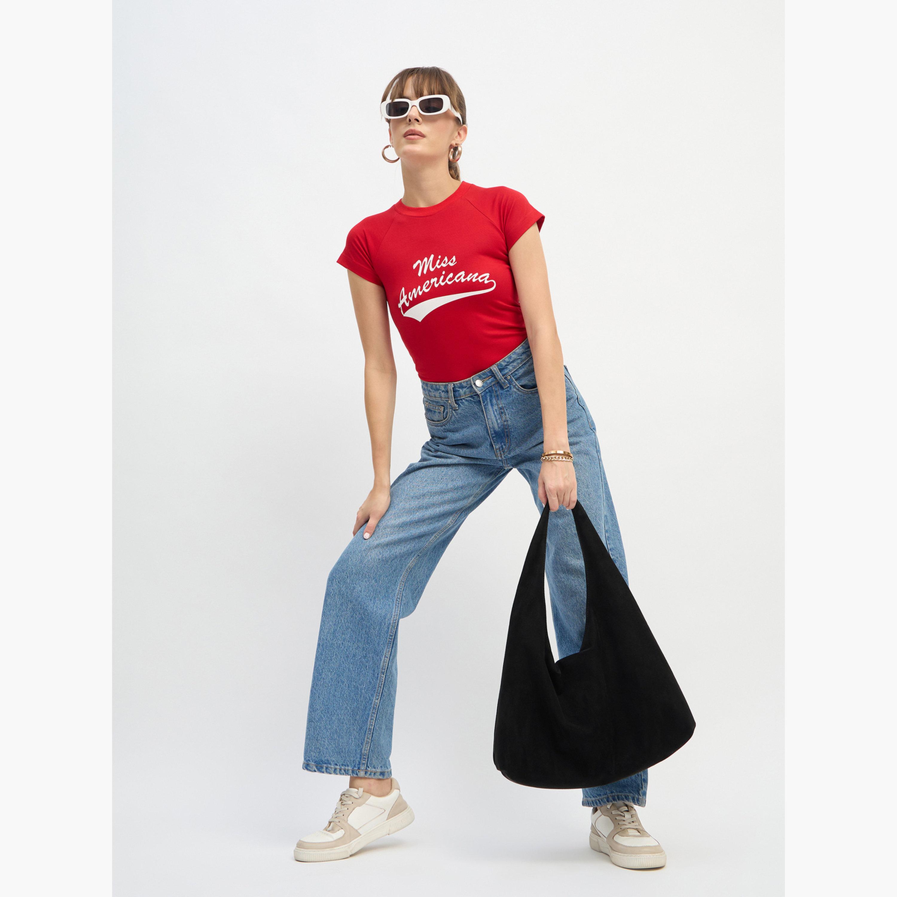 ساسافراس - بلوزة قصيرة حمراء بطبعة جرافيكية مس امريكا-women-clothing-tshirts-image-2