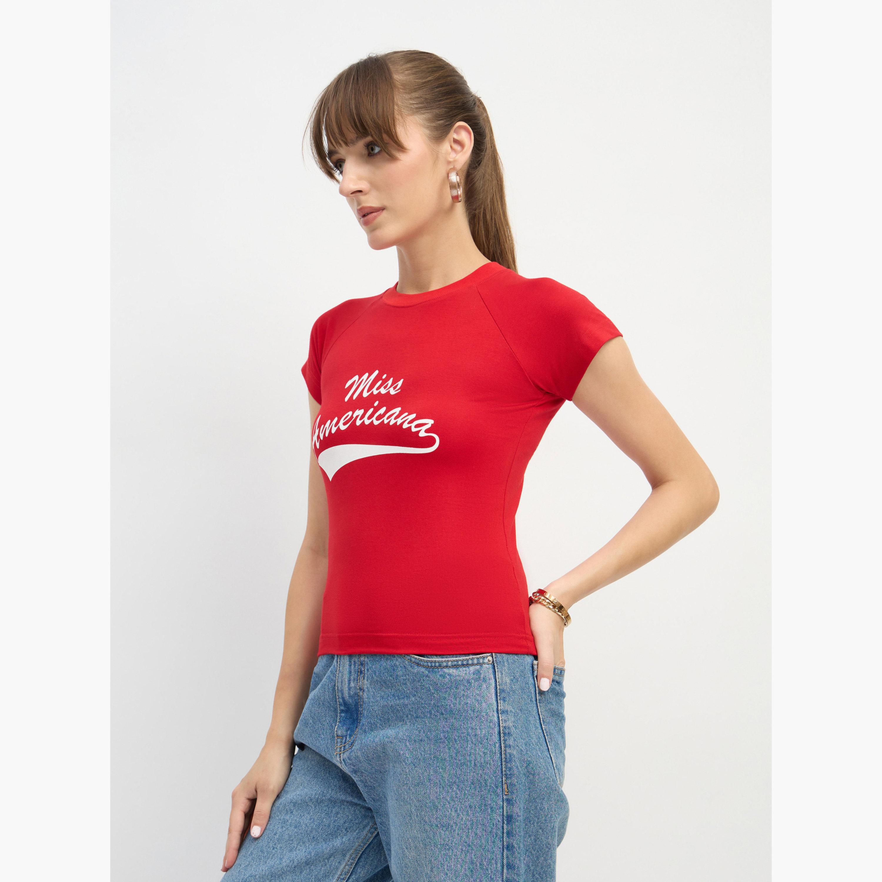 ساسافراس - بلوزة قصيرة حمراء بطبعة جرافيكية مس امريكا-women-clothing-tshirts-image-3