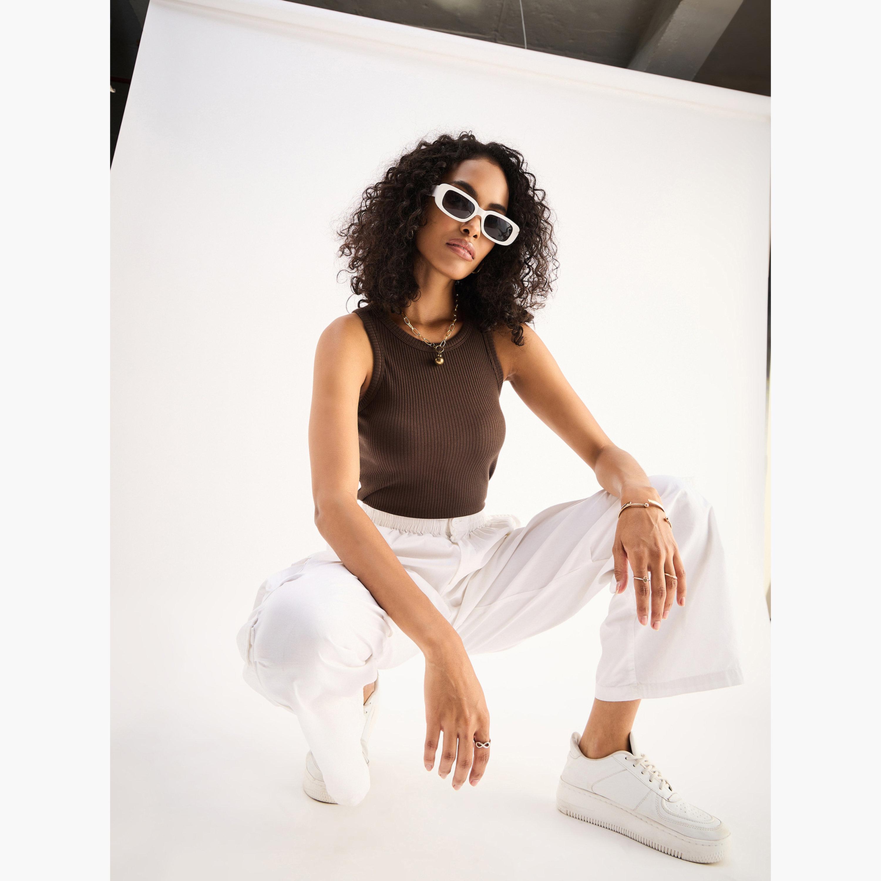 ساسافراس - بلوزة نسائية بنية اللون مضلعة بدون أكمام ورقبة دائرية-women-clothing-shirtsandblouses-shirts-image-2