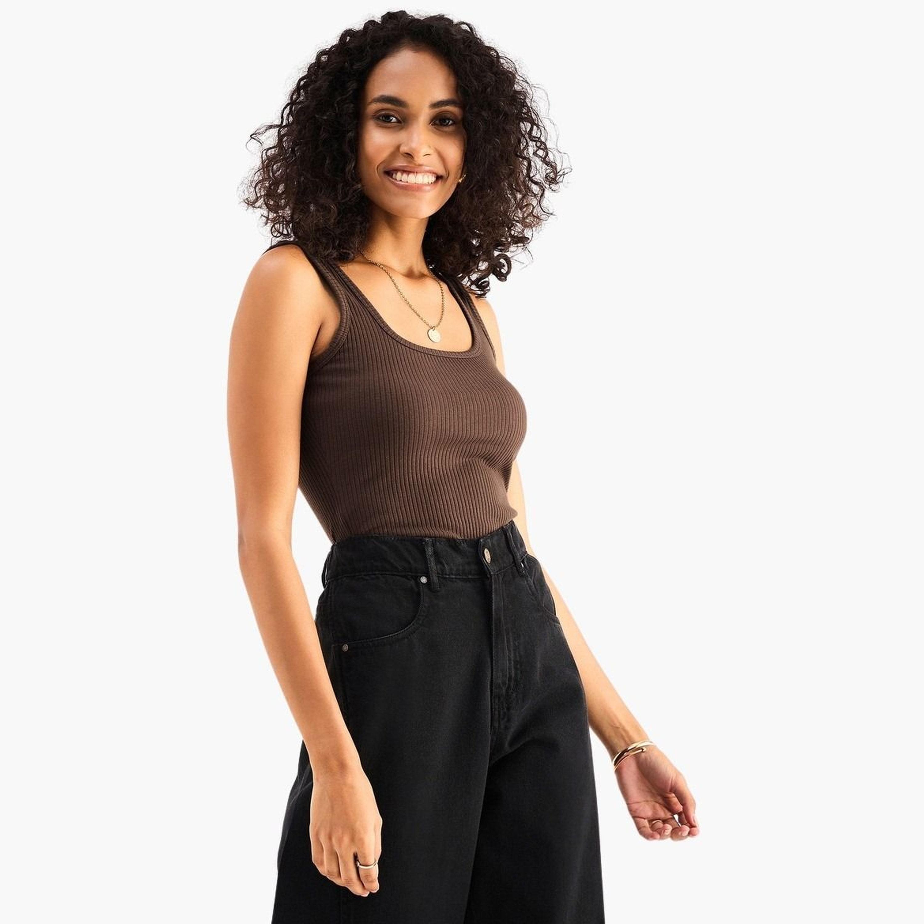 ساسافراس - بلوزة بنية اللون مضلعة بدون أكمام ورقبة مربعة للنساء-women-clothing-tshirts-image-1