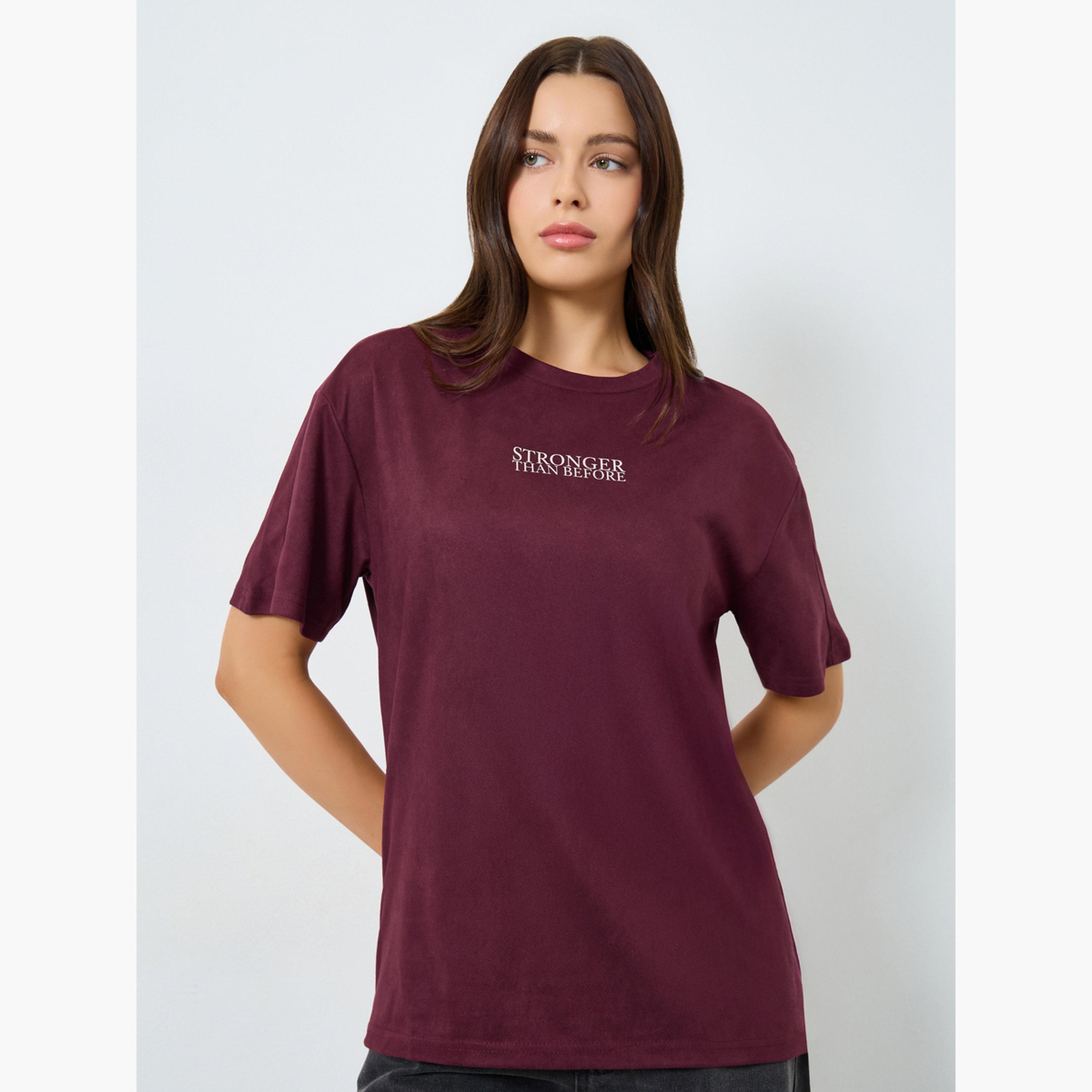 ستايلي - تي شيرت مقاس واسع بشعار لون برغندي-women-clothing-tshirts-image-1