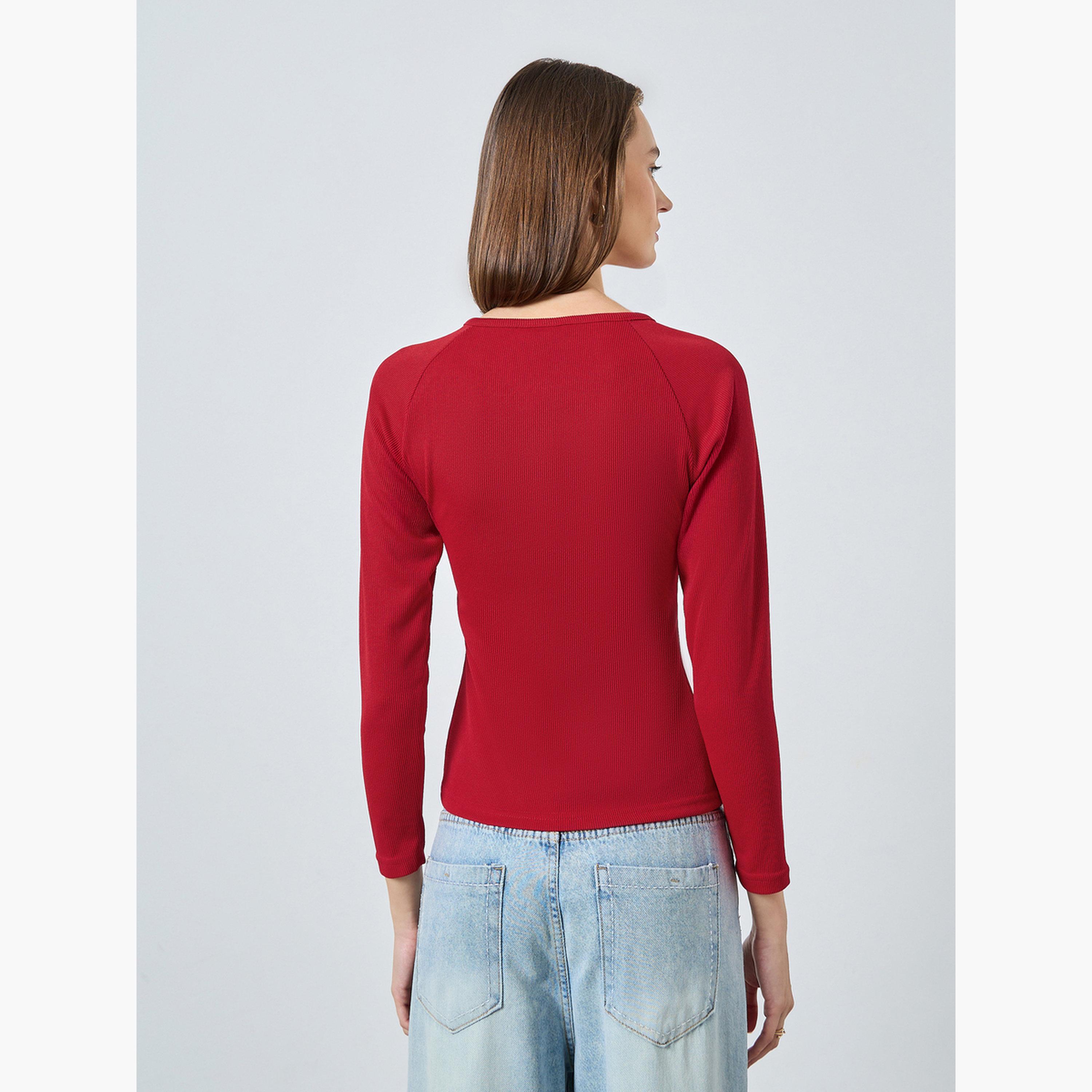 ستايلي - تي شيرت أحمر مضلع برقبة هنلي للنساء-women-clothing-tshirts-image-4