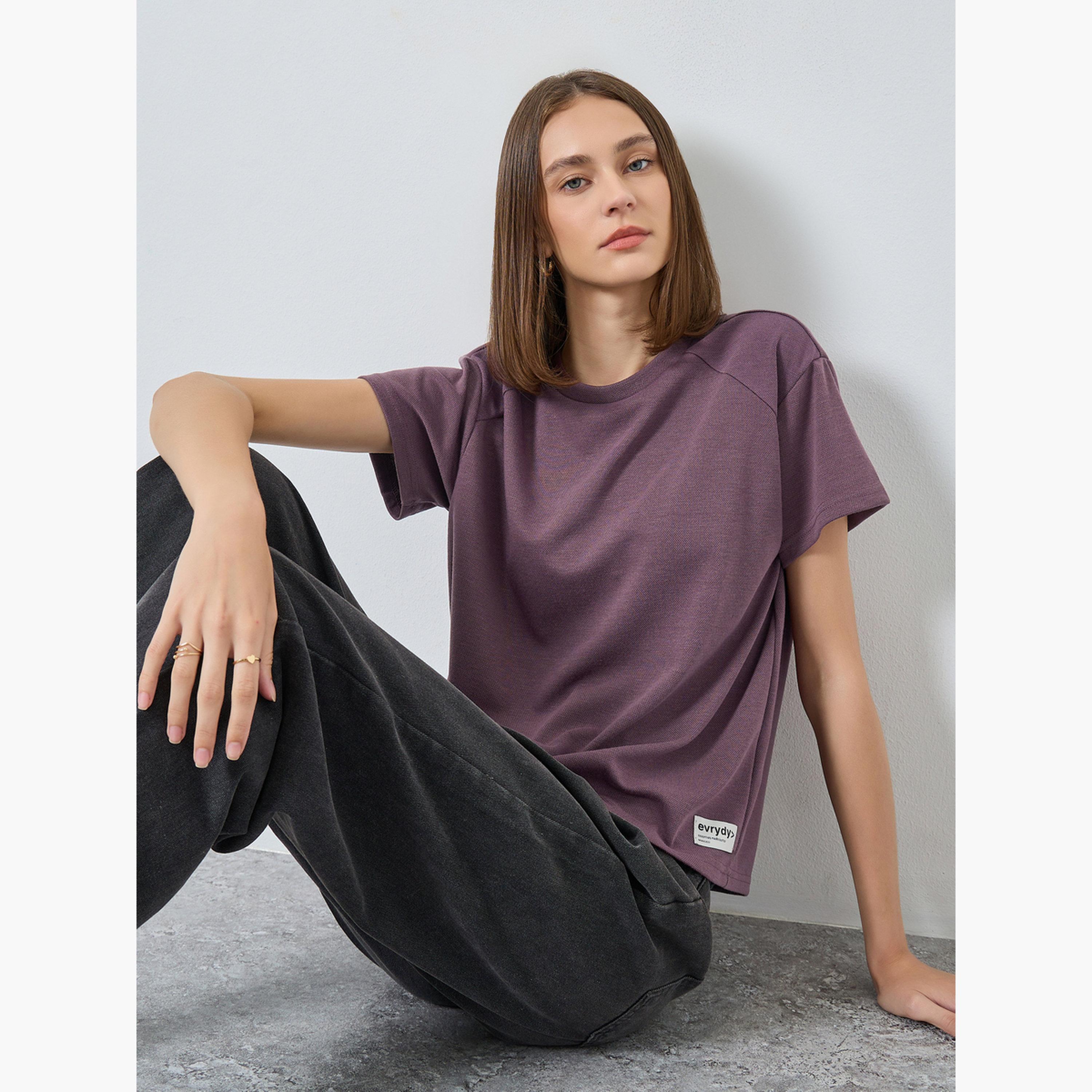 ستايلي - تي شيرت برغندي بقصّة مربعة وأكمام ريجلان للنساء-women-clothing-tshirts-image-2