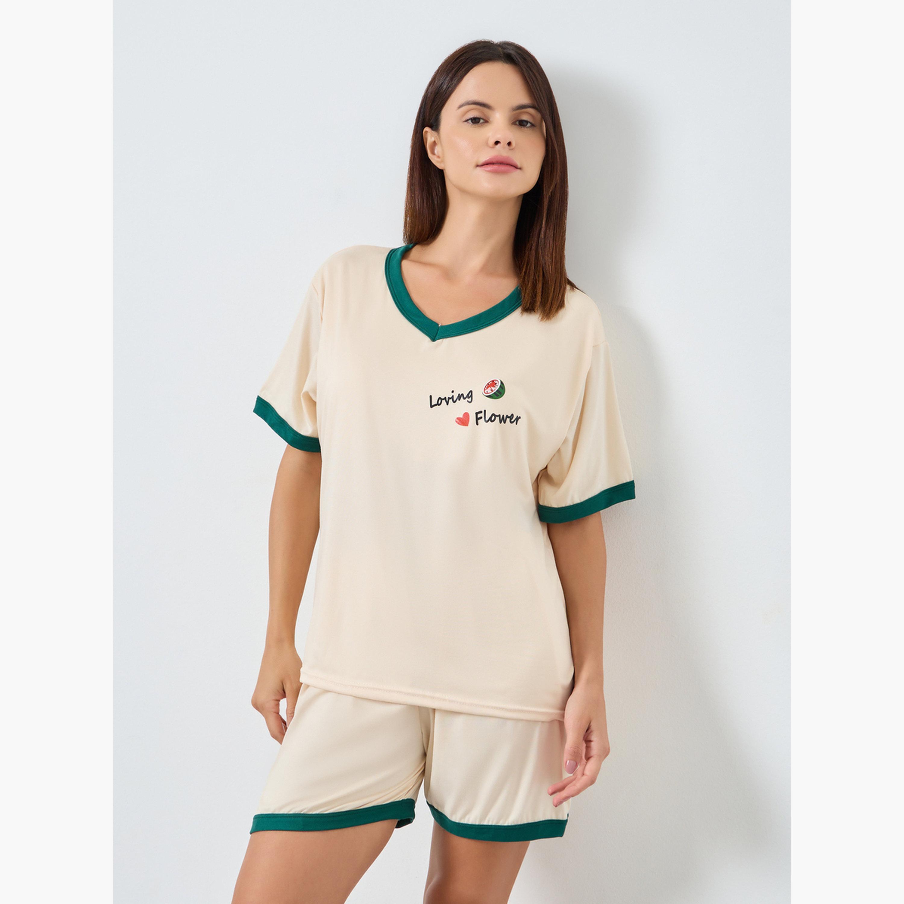 ستايلي - طقم تي شيرت وشورت بفتحة رقبة على شكل حرف V وحواف متباينة للنساء-women-clothing-nightwear-pyjamas-shortsets-image-1