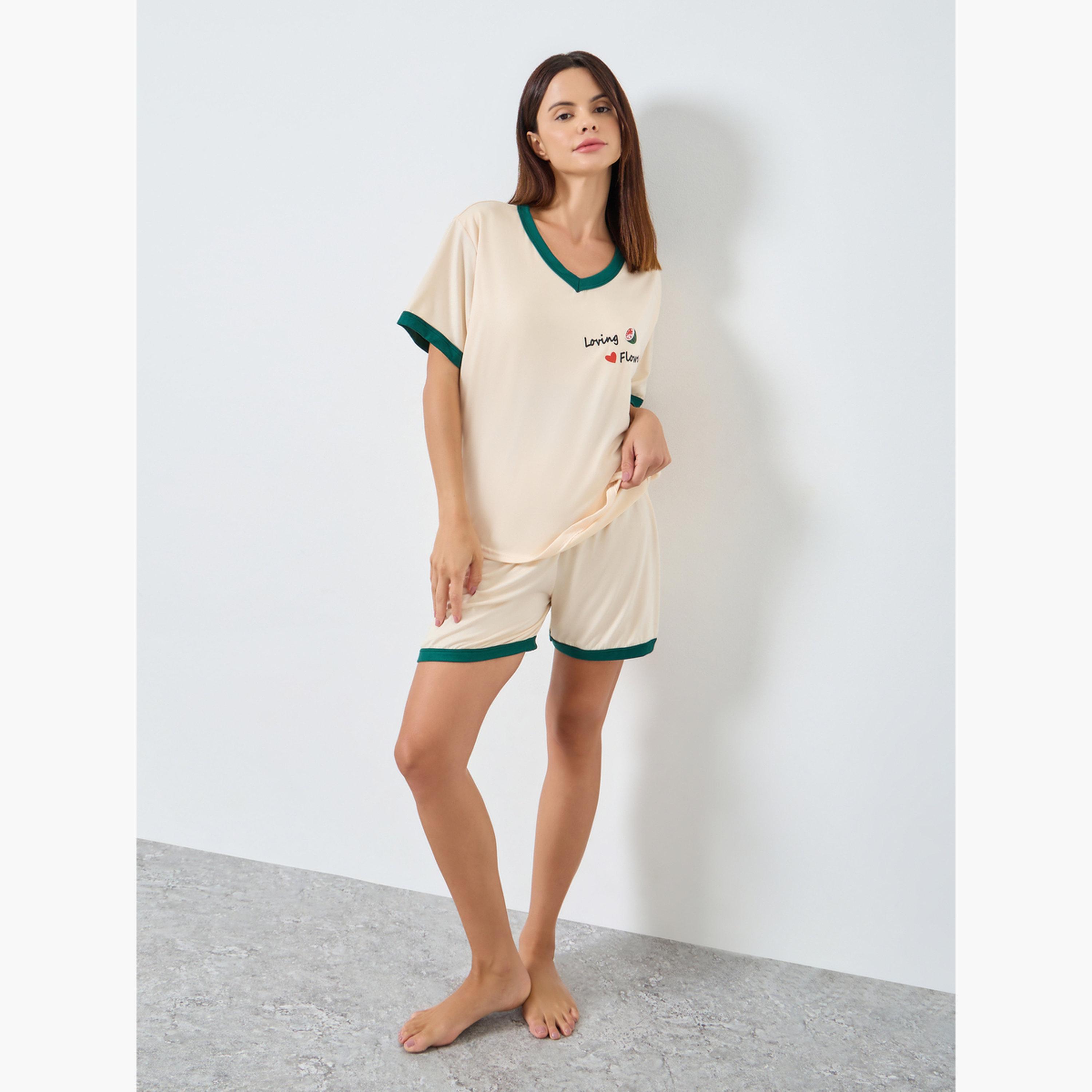 ستايلي - طقم تي شيرت وشورت بفتحة رقبة على شكل حرف V وحواف متباينة للنساء-women-clothing-nightwear-pyjamas-shortsets-image-2