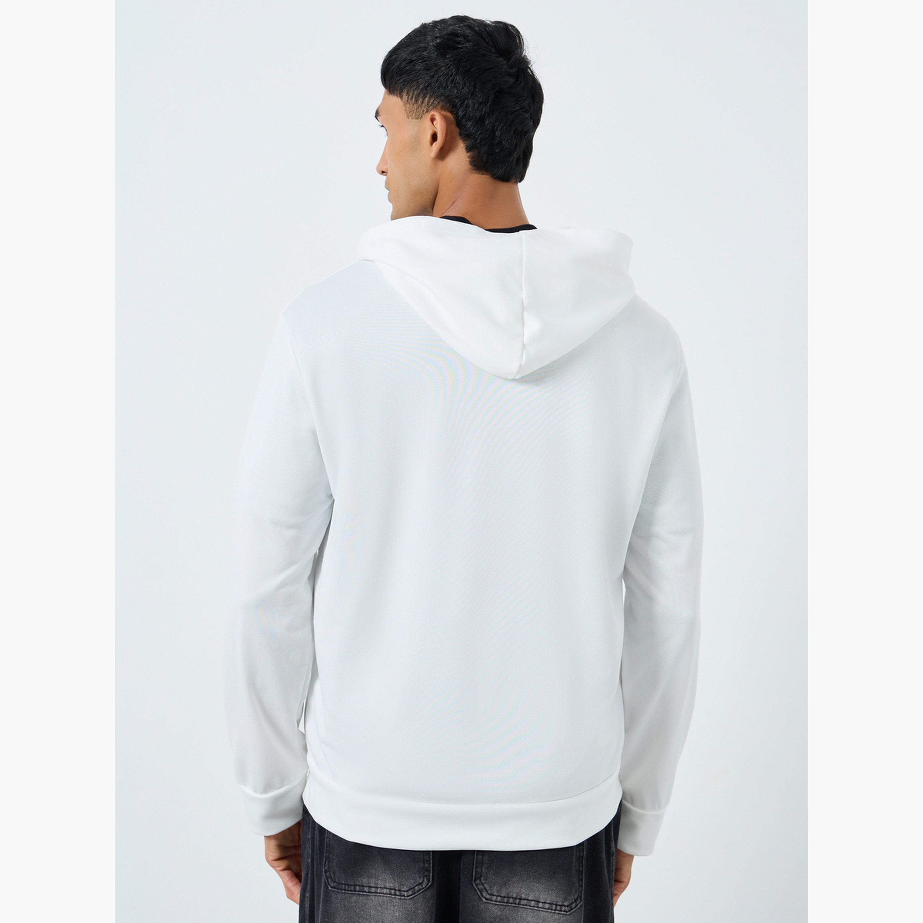 تيك تو - جاكيت رجالي أبيض بغطاء رأس طبعة شعار-men-clothing-jacketsandblazers-jackets-image-4