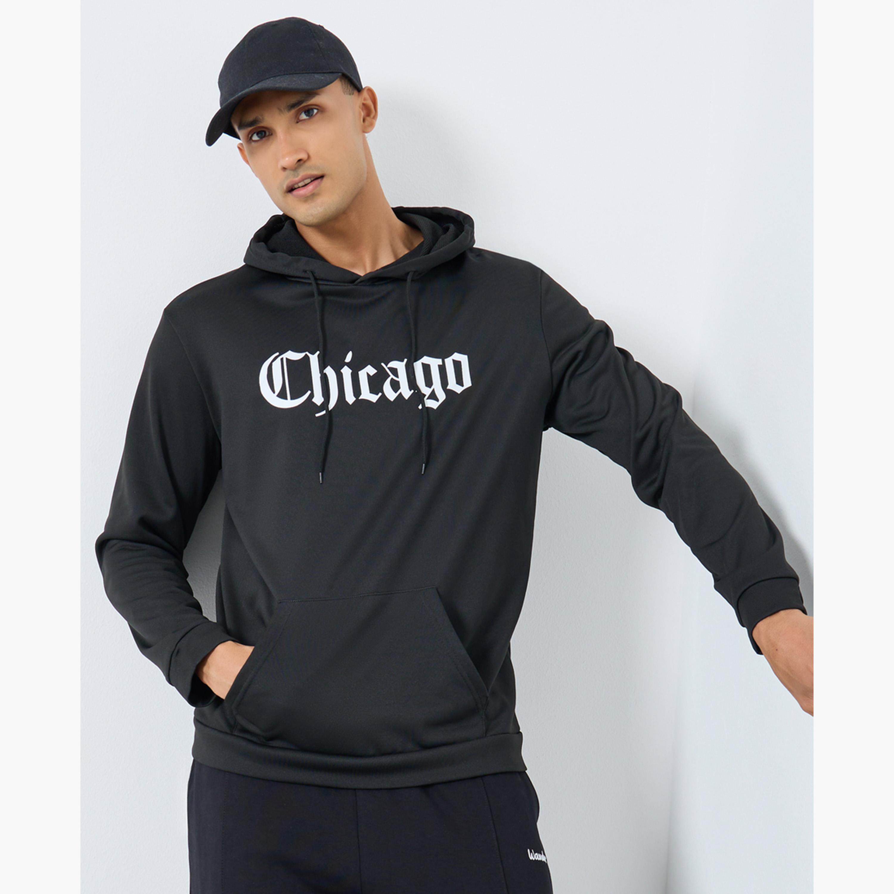 تيك تو - هودي رجالي أسود بطبعة شيكاغو-men-winterwear-hoodiesandsweatshirts-image-1