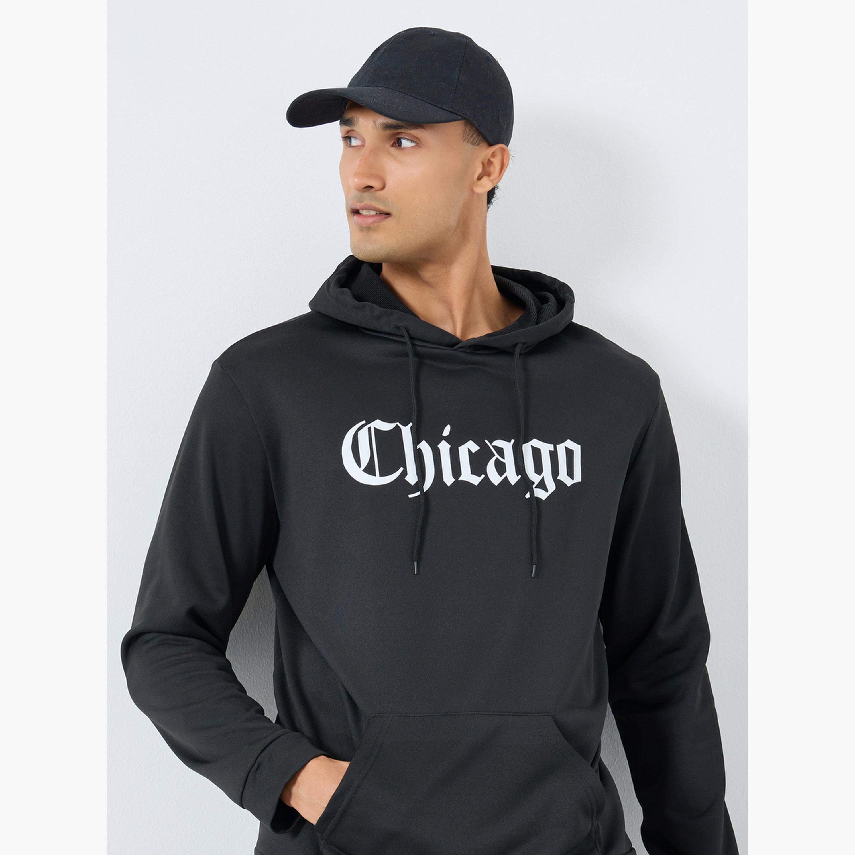 تيك تو - هودي رجالي أسود بطبعة شيكاغو-men-winterwear-hoodiesandsweatshirts-image-3
