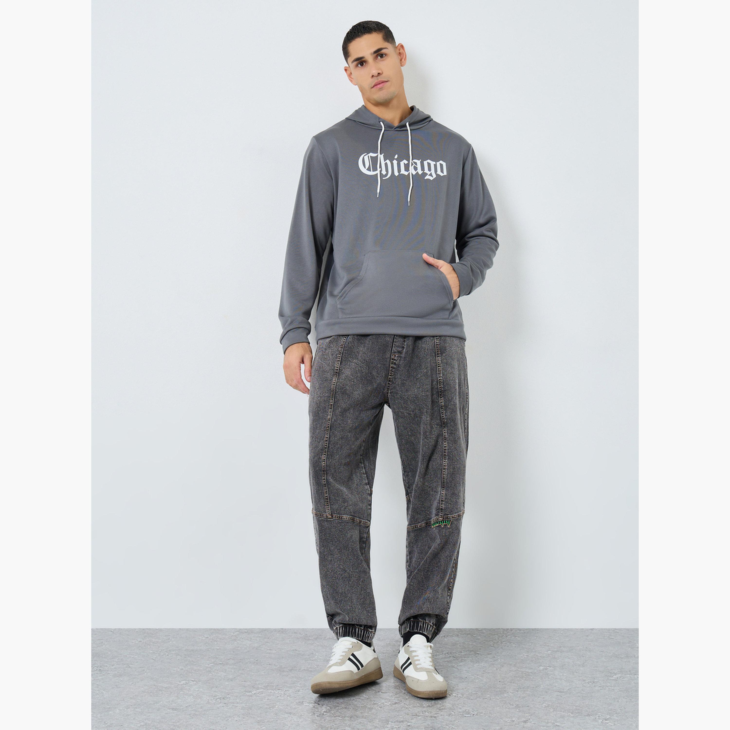 تيك تو - هودي رجالي رمادي بطبعة شيكاغو-men-winterwear-hoodiesandsweatshirts-image-2